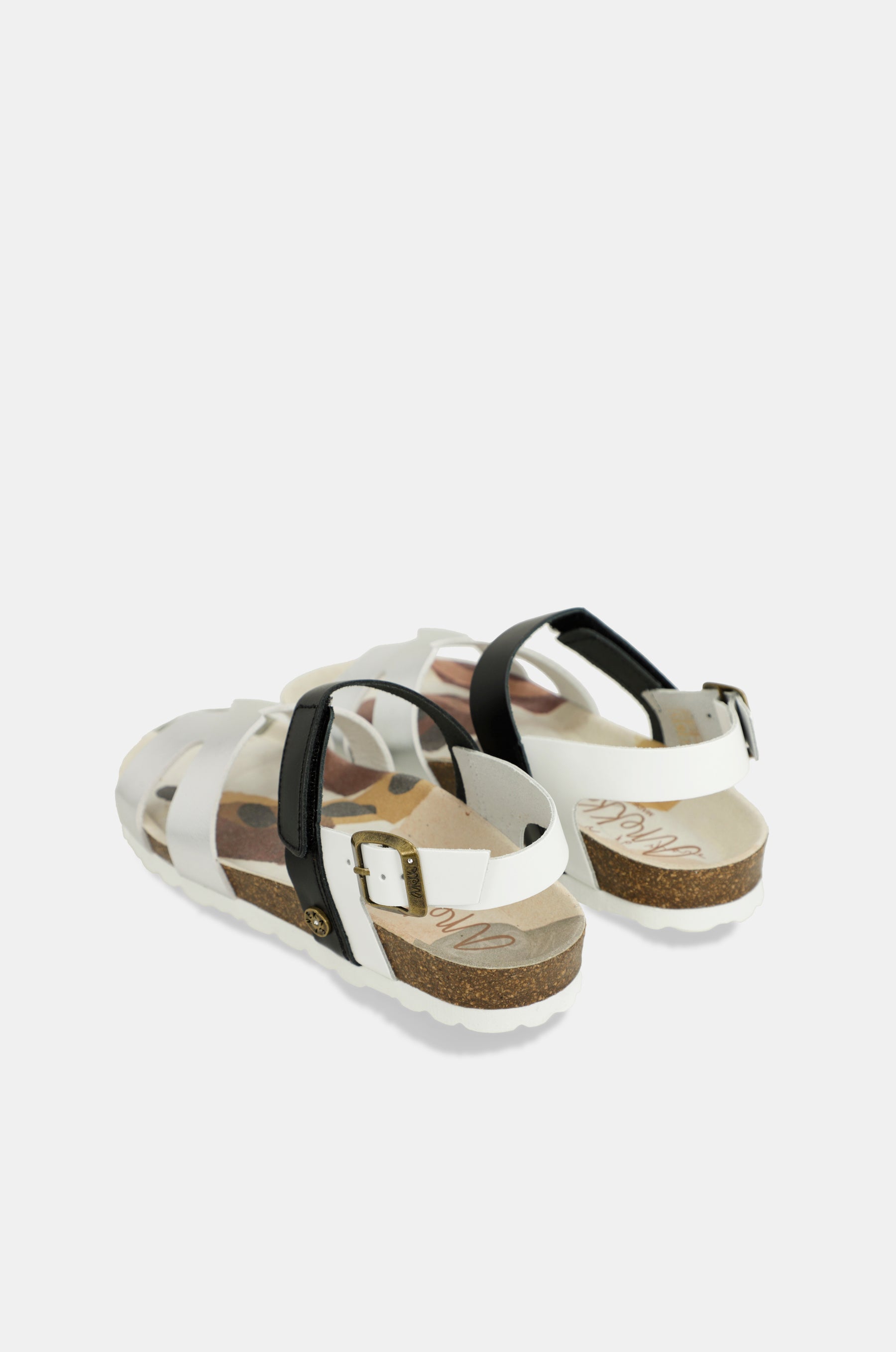 Silberne und schwarze Sandalen