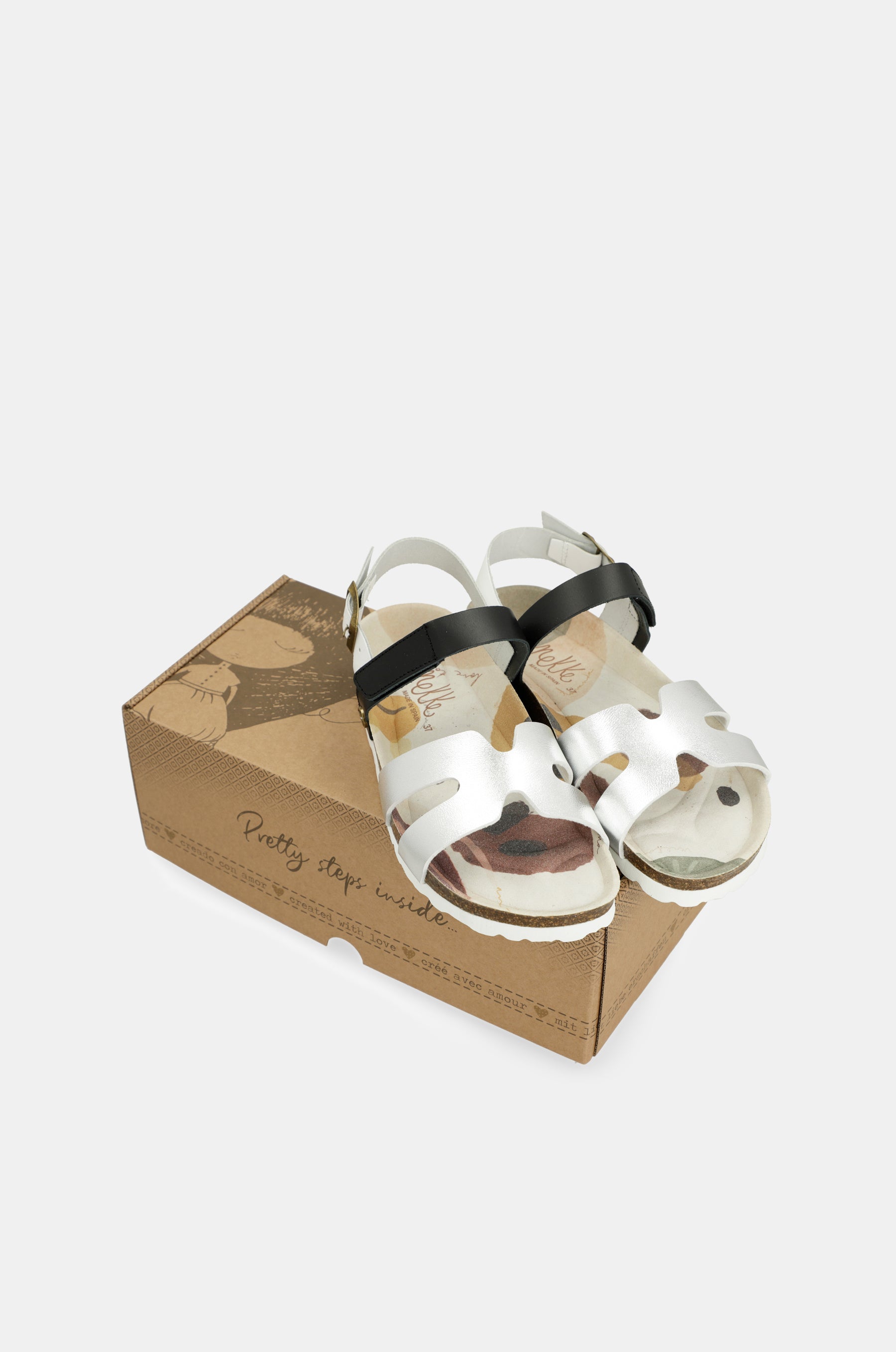 Silberne und schwarze Sandalen
