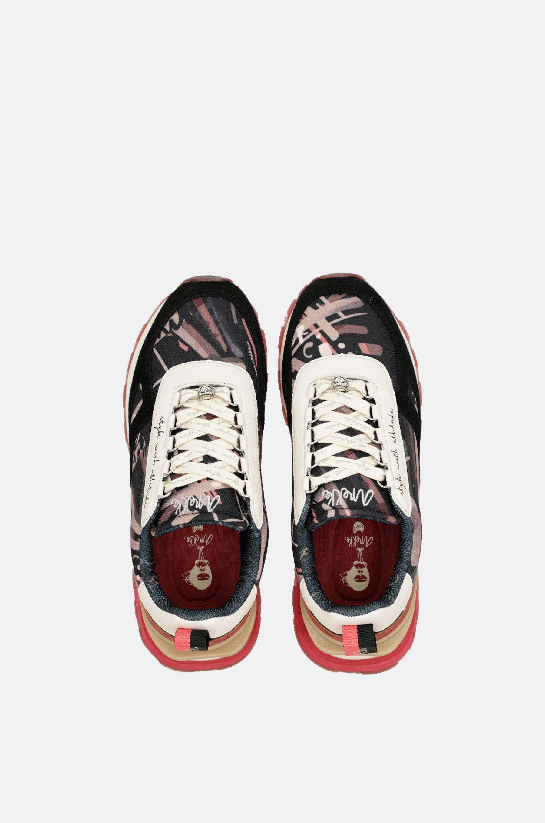 Sneakers schwarz gemustert