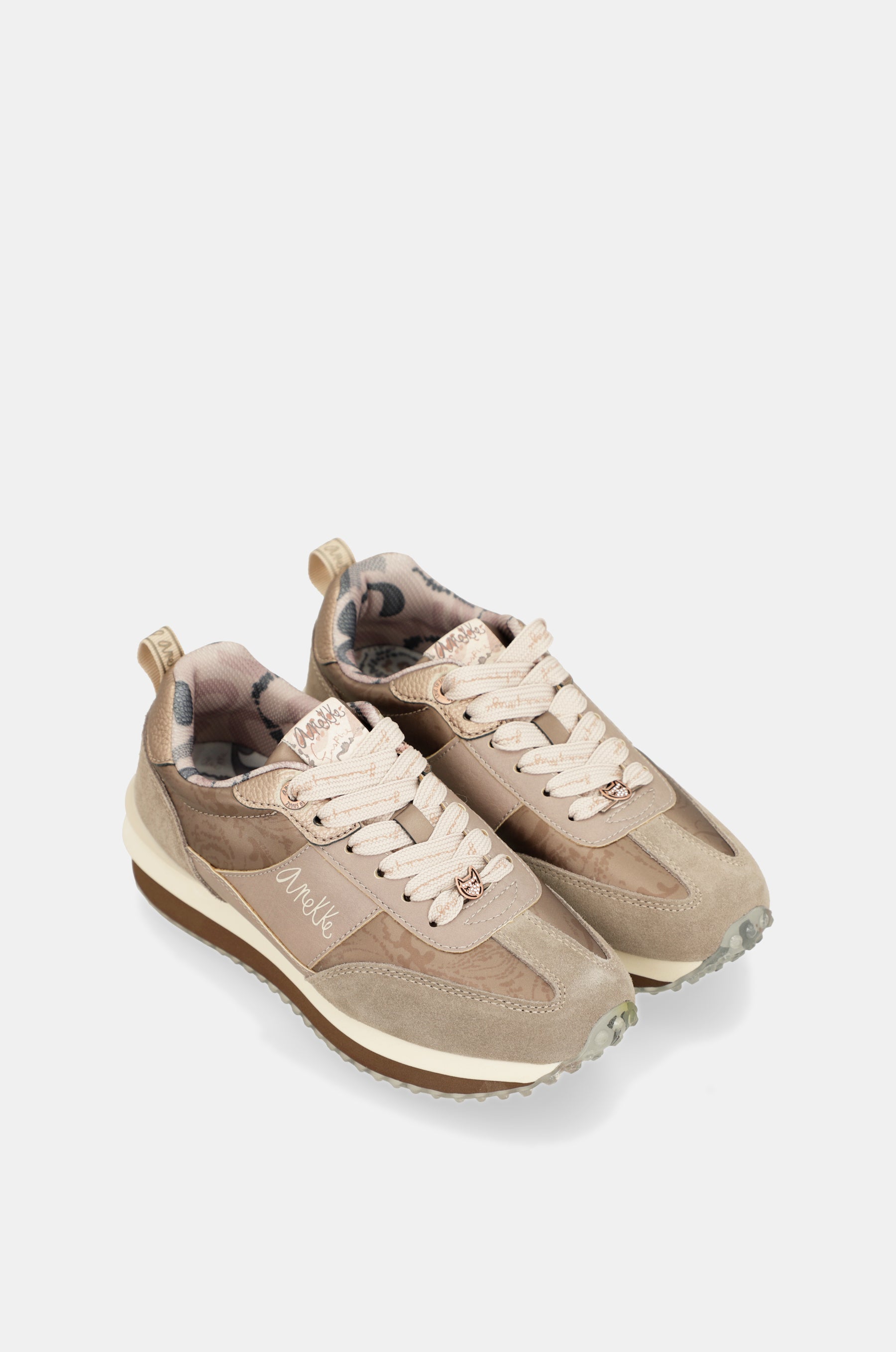Sneakers beige mit mehrfarbiger Sohle