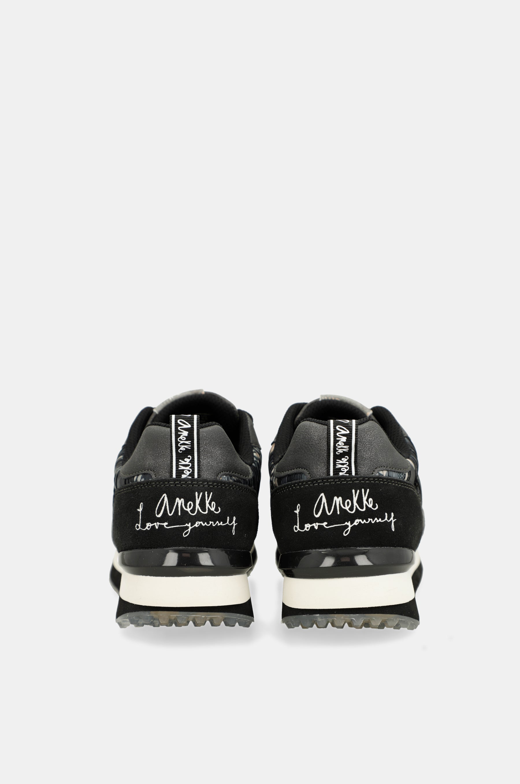 Sneakers schwarz mit mehrfarbiger Sohle
