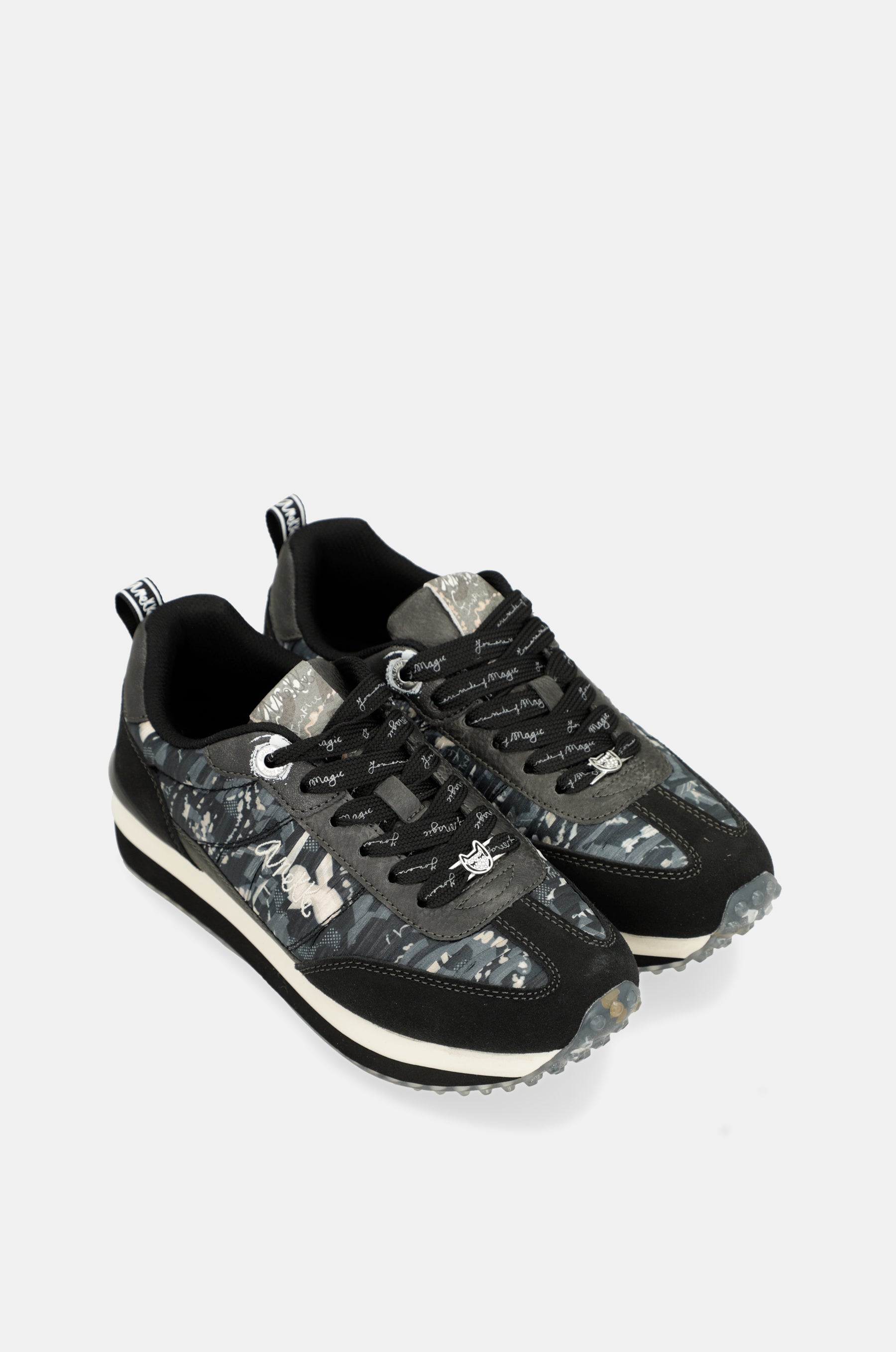Sneakers schwarz mit mehrfarbiger Sohle