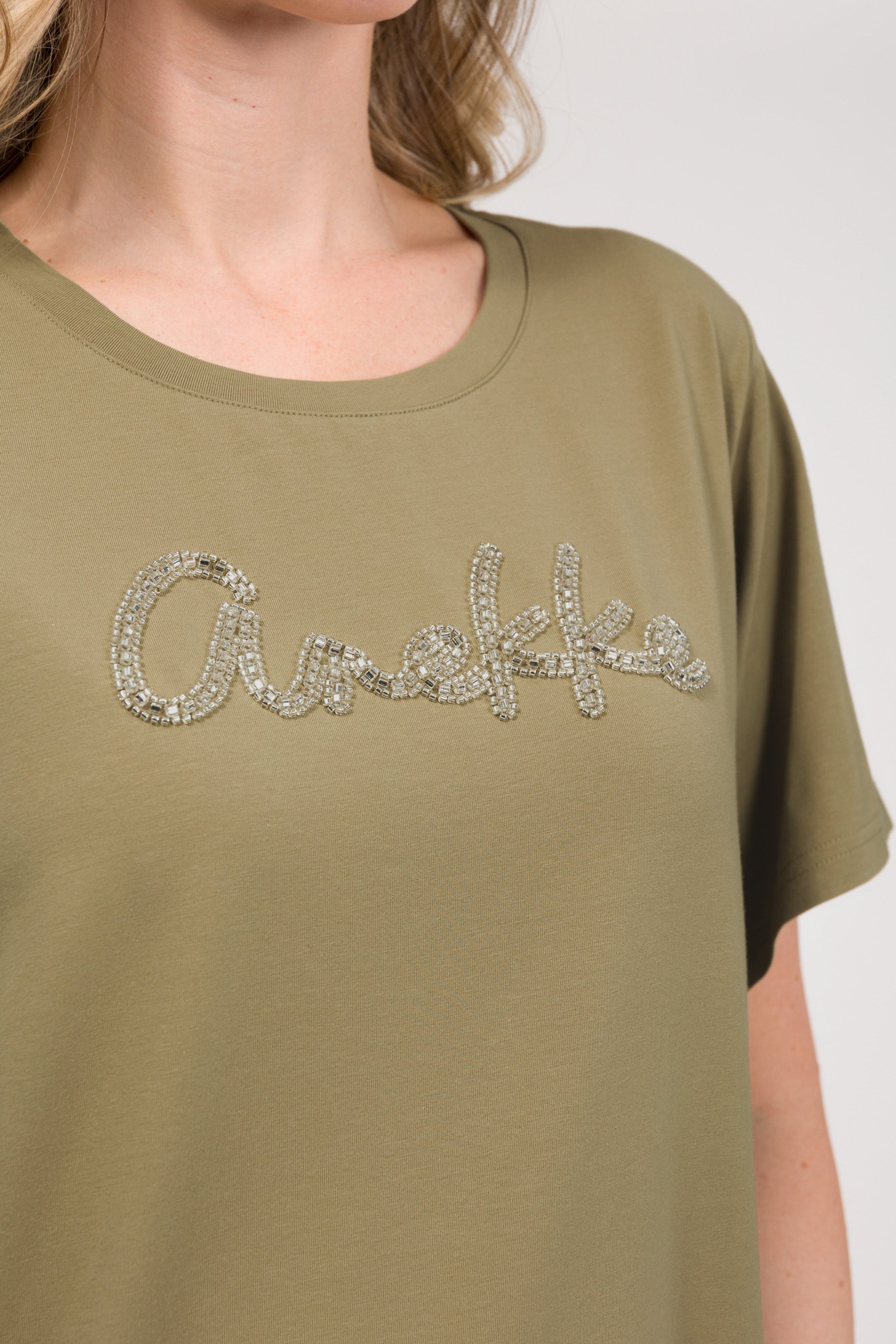 Grünes T-Shirt mit Logo