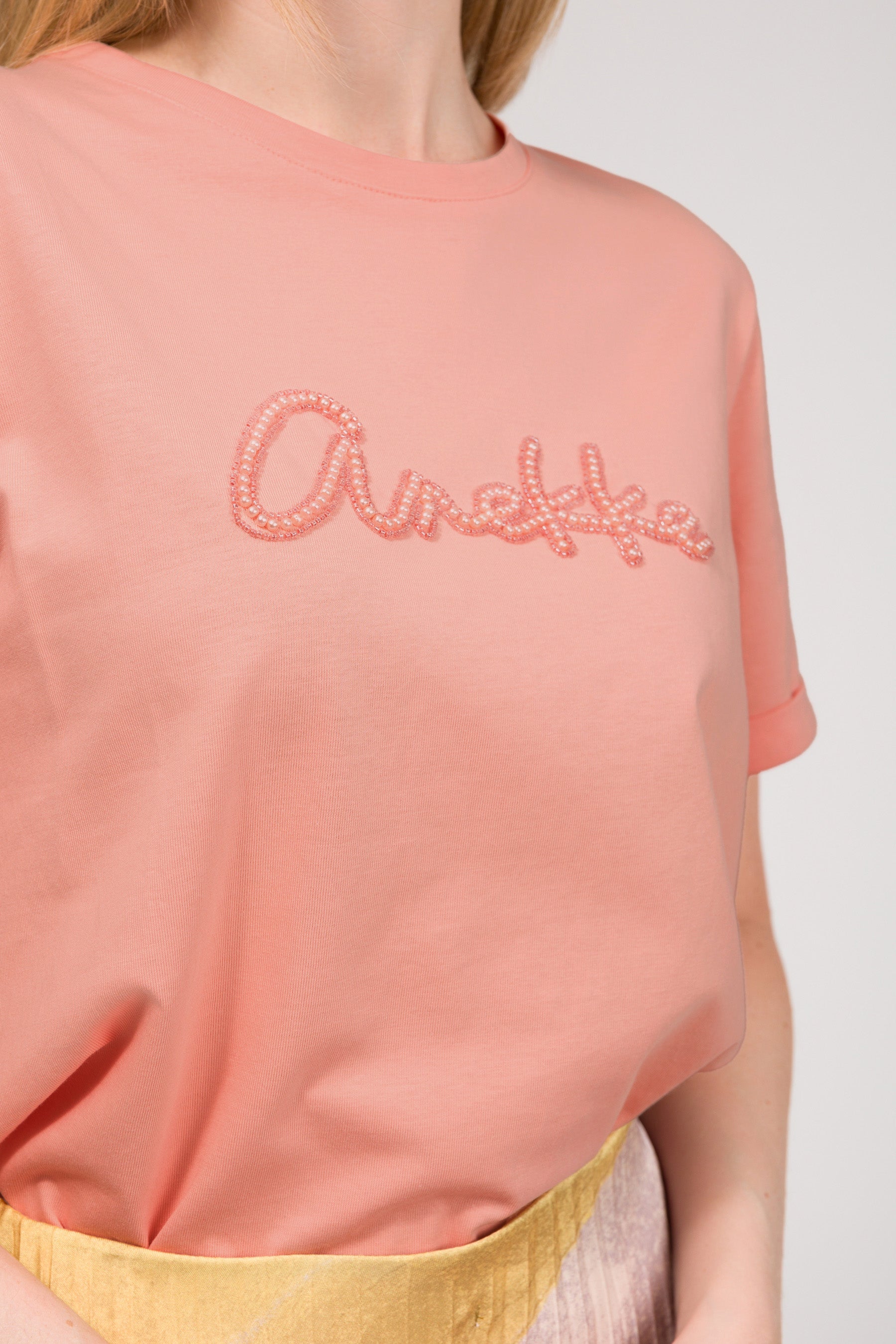 Lachsfarbenes T-Shirt mit Logo