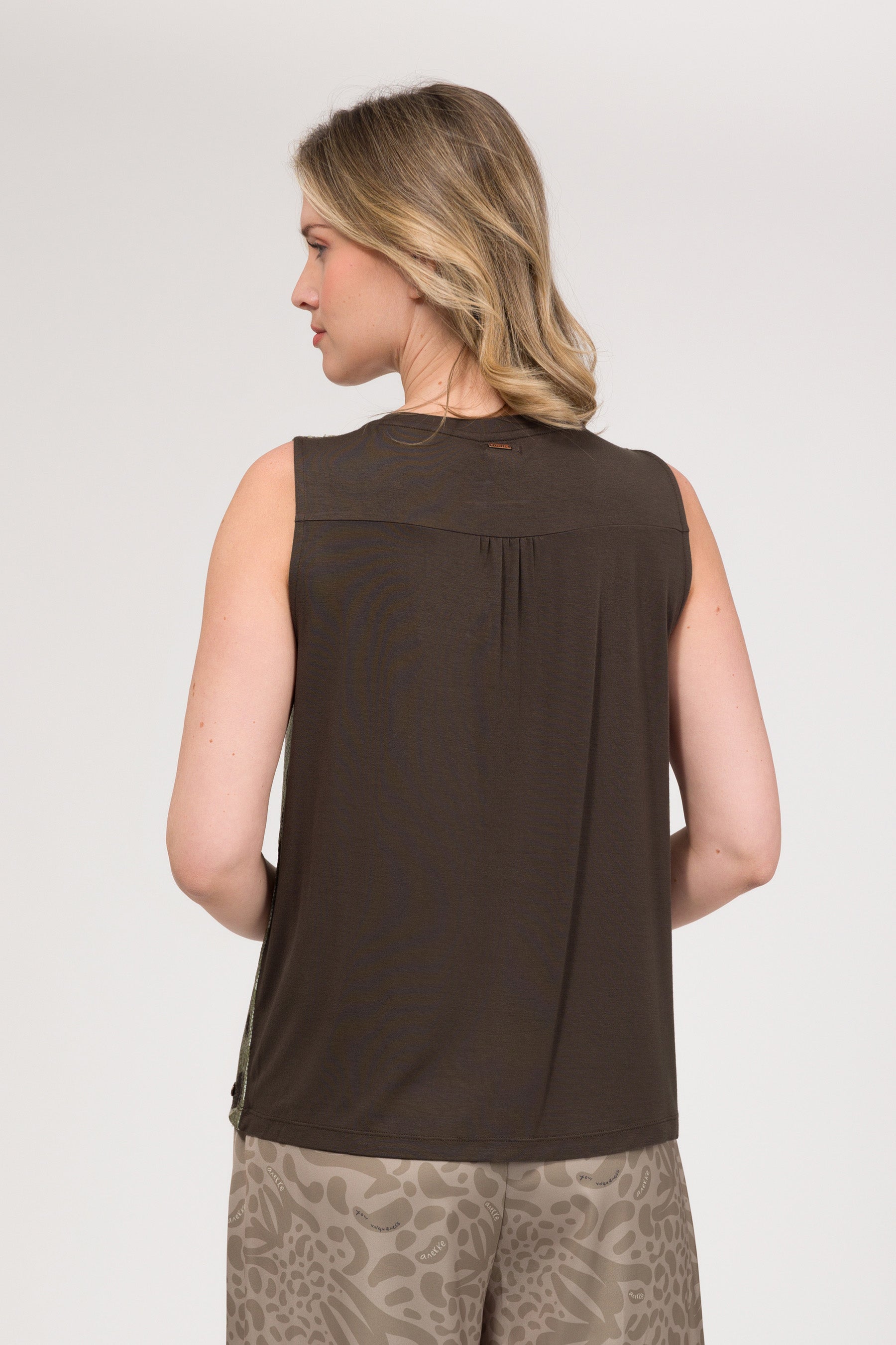 Beiges T-Shirt mit Pailletten