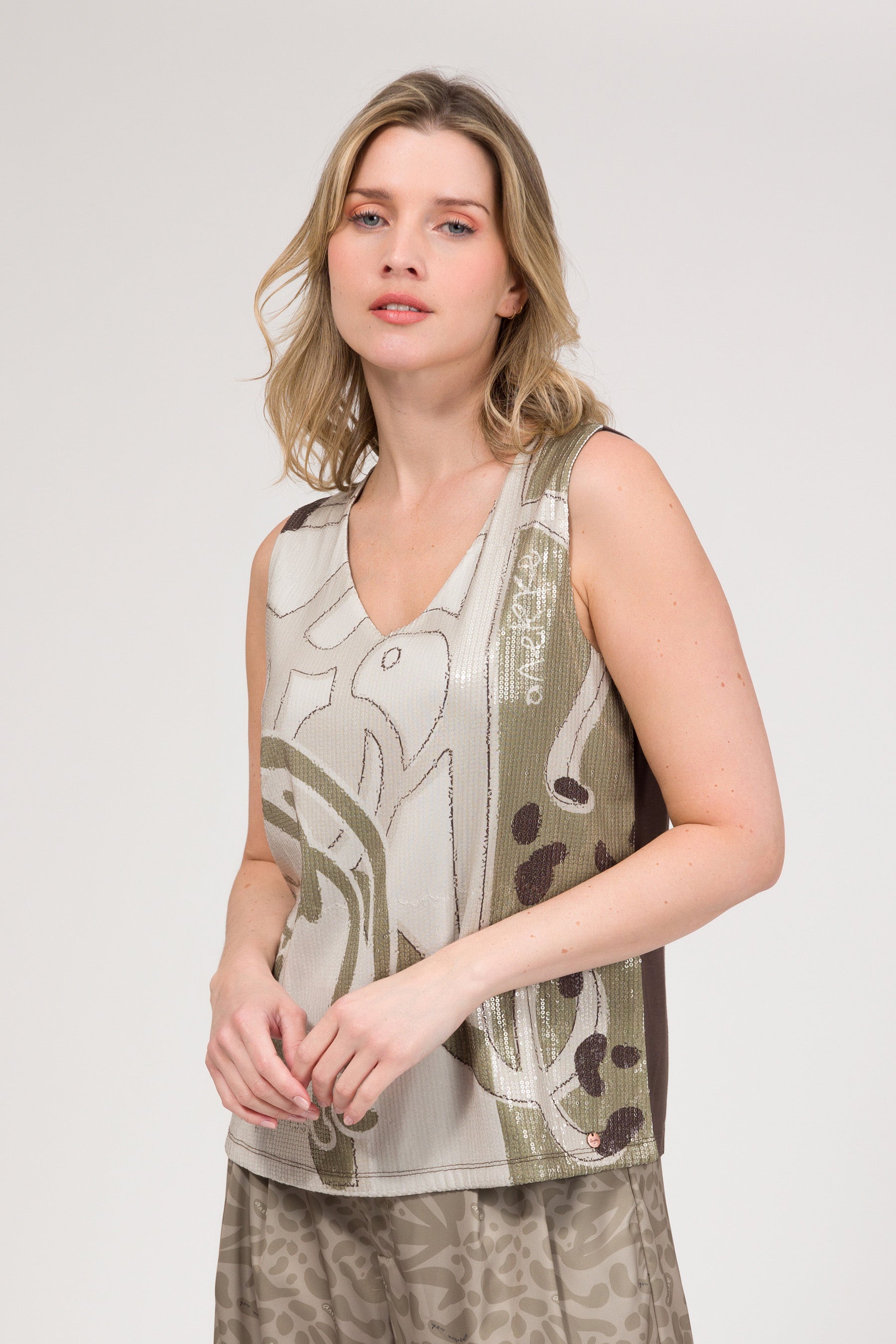 Beiges T-Shirt mit Pailletten