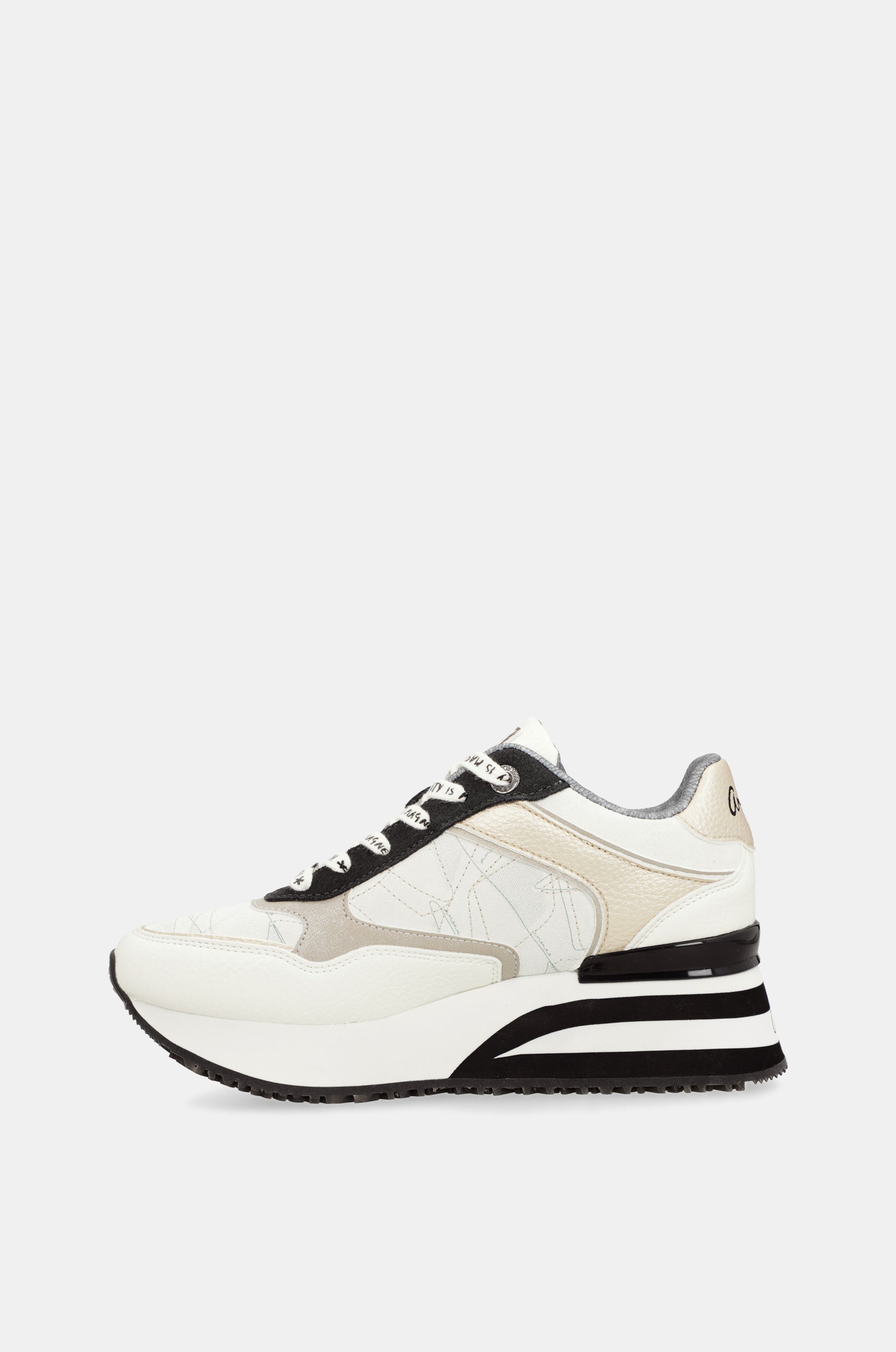 Weiße Sneaker mit schwarzen Details