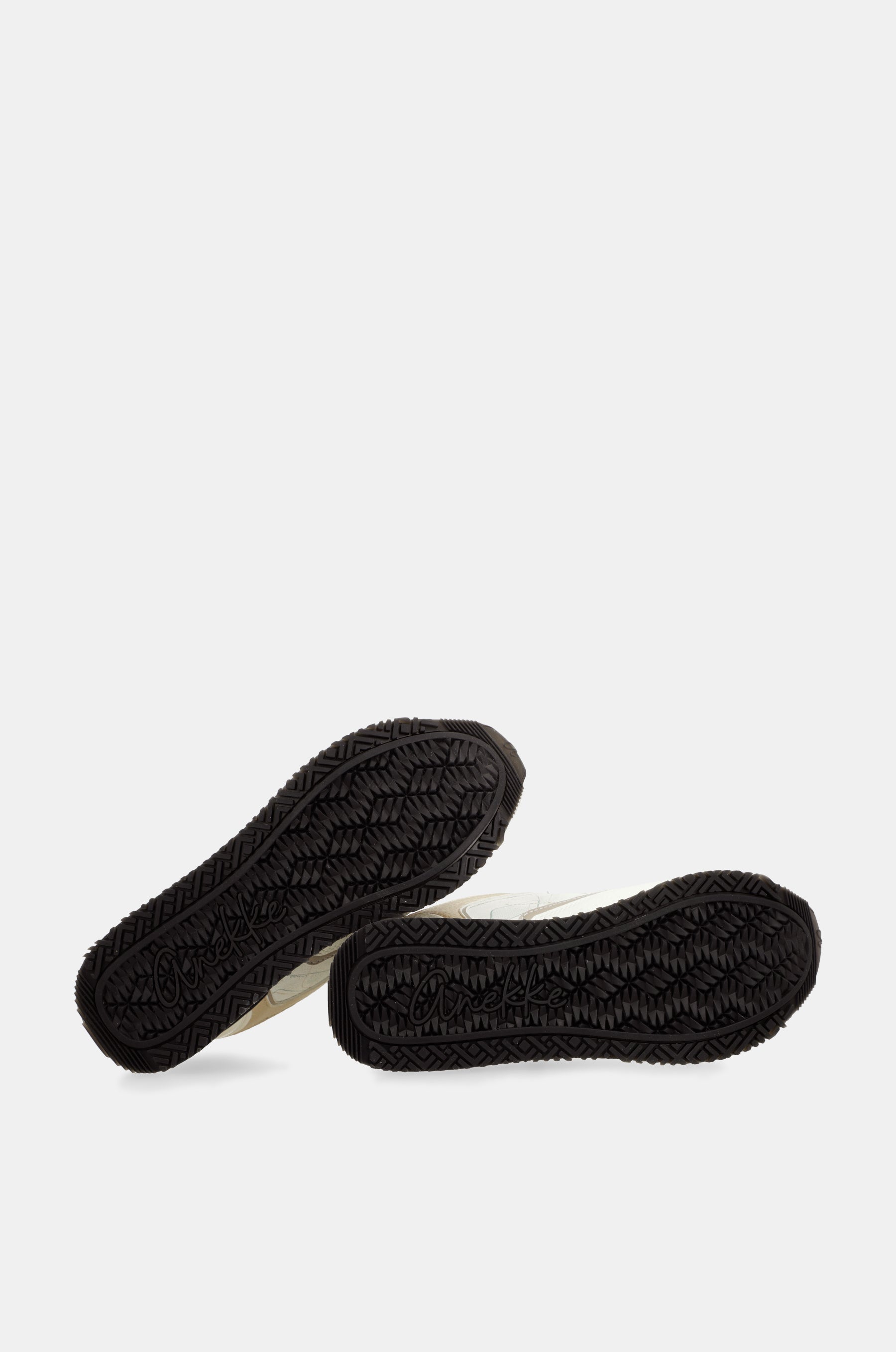 Weiße Sneaker mit schwarzen Details