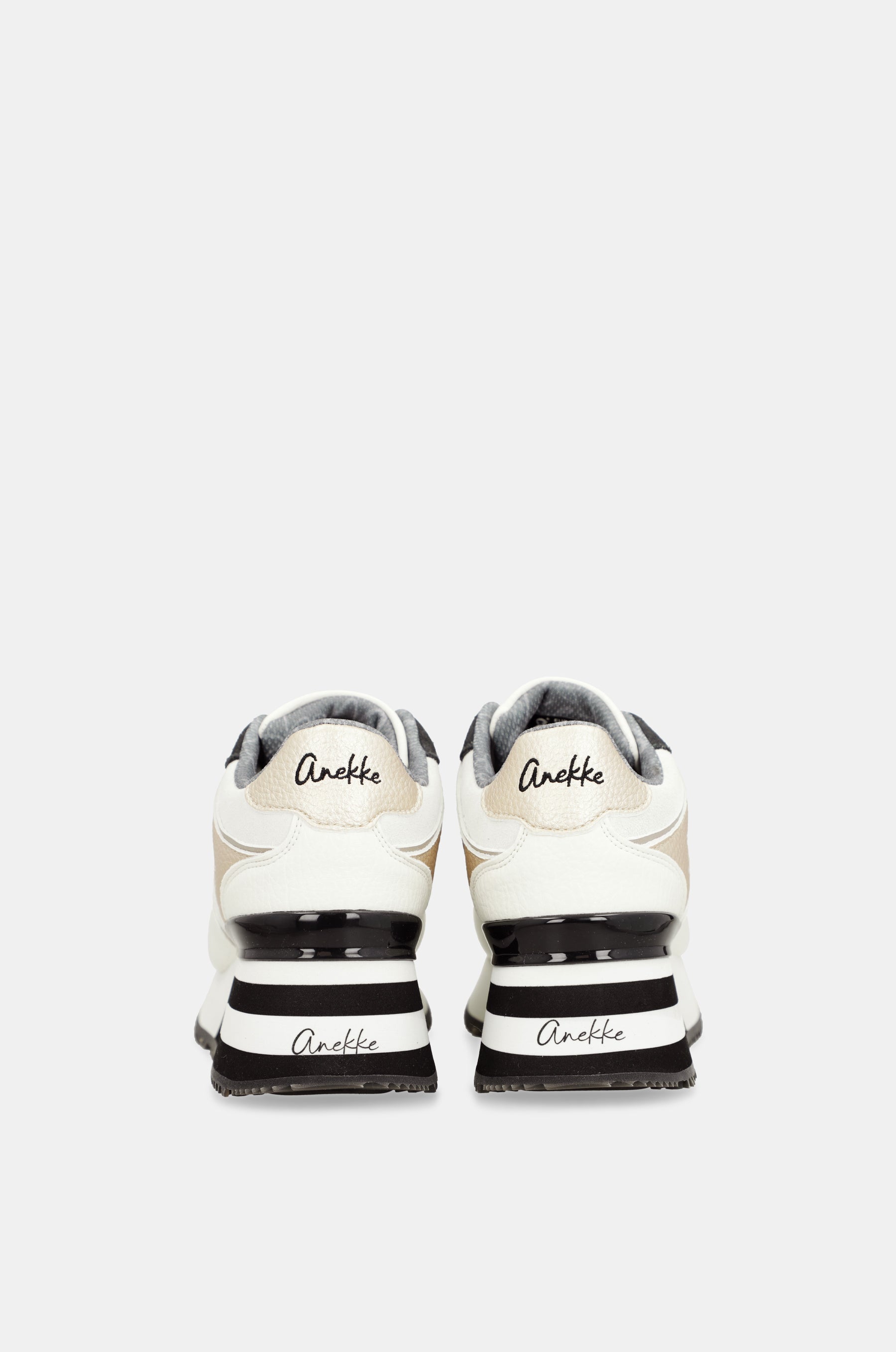 Weiße Sneaker mit schwarzen Details