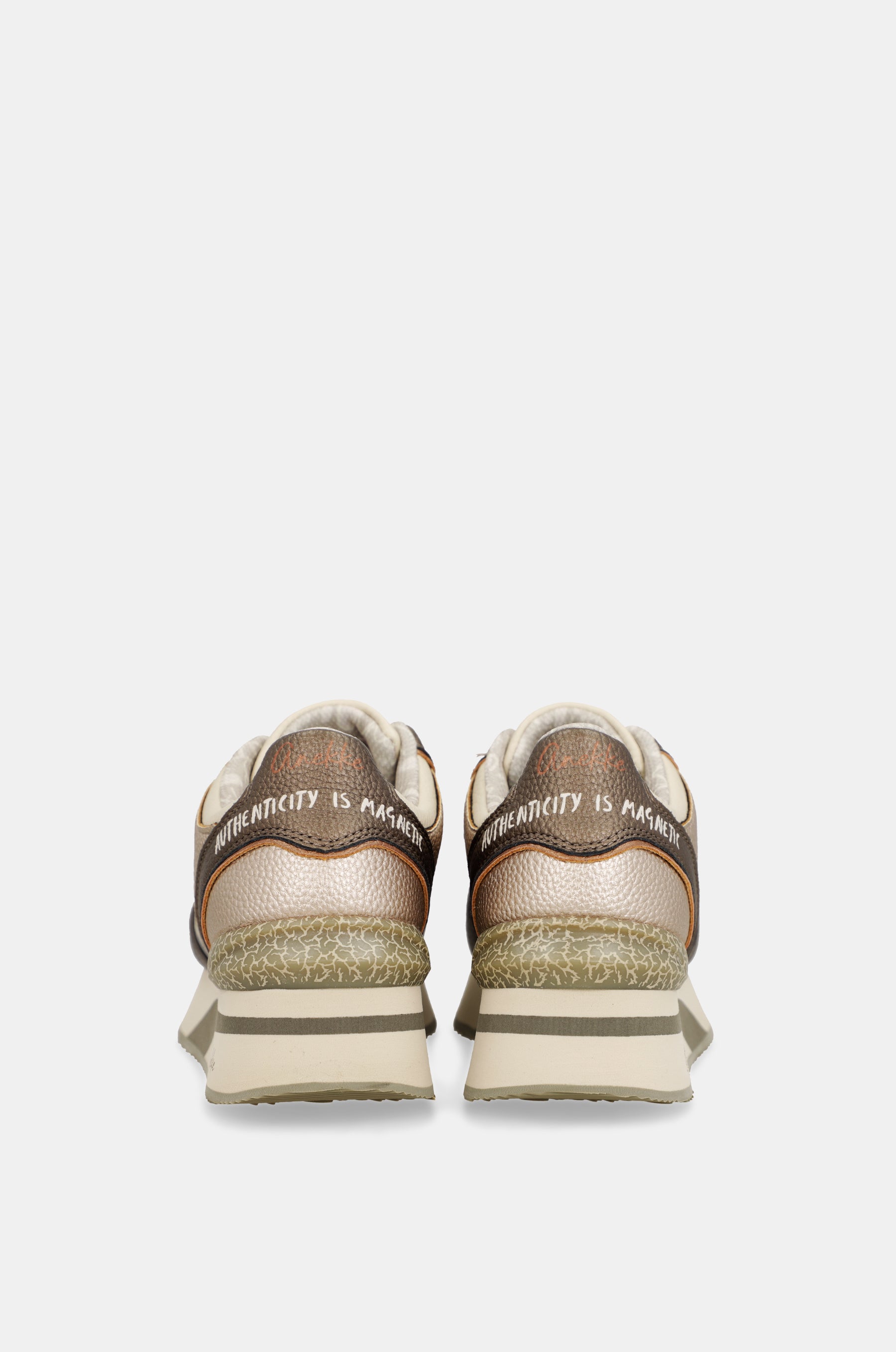 Beige-kupferne Sneaker
