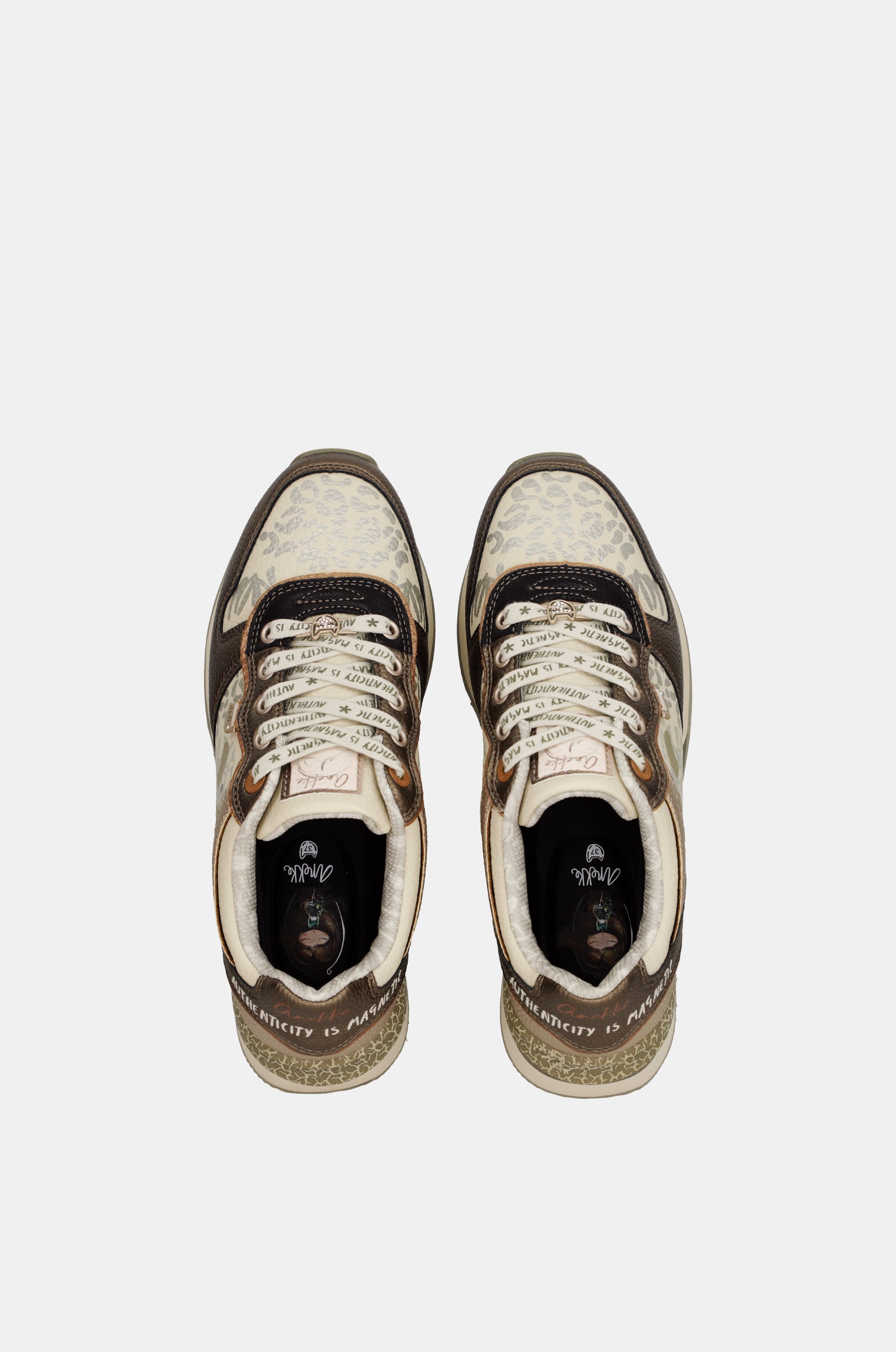 Beige-kupferne Sneaker