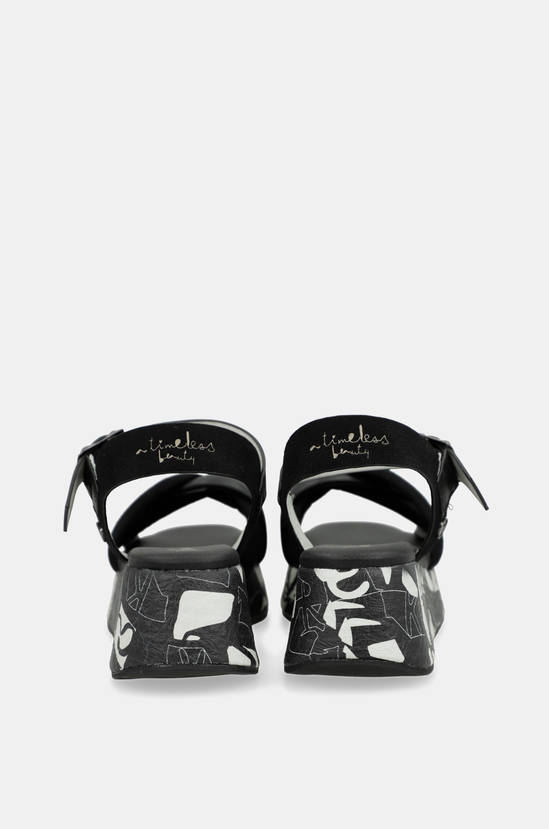 Schwarz-weiße Plateausandalen
