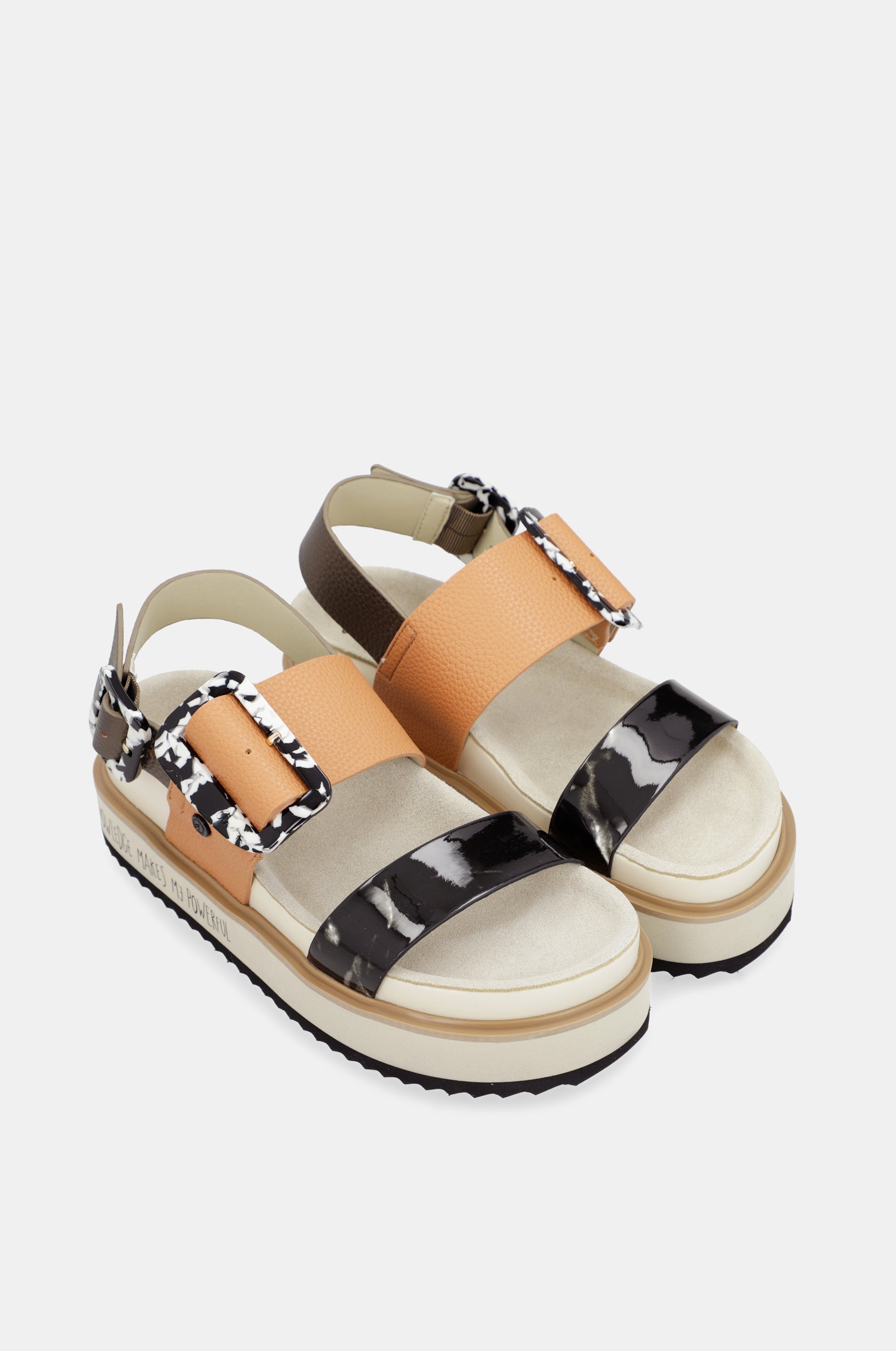 Orange-schwarze Plateausandalen