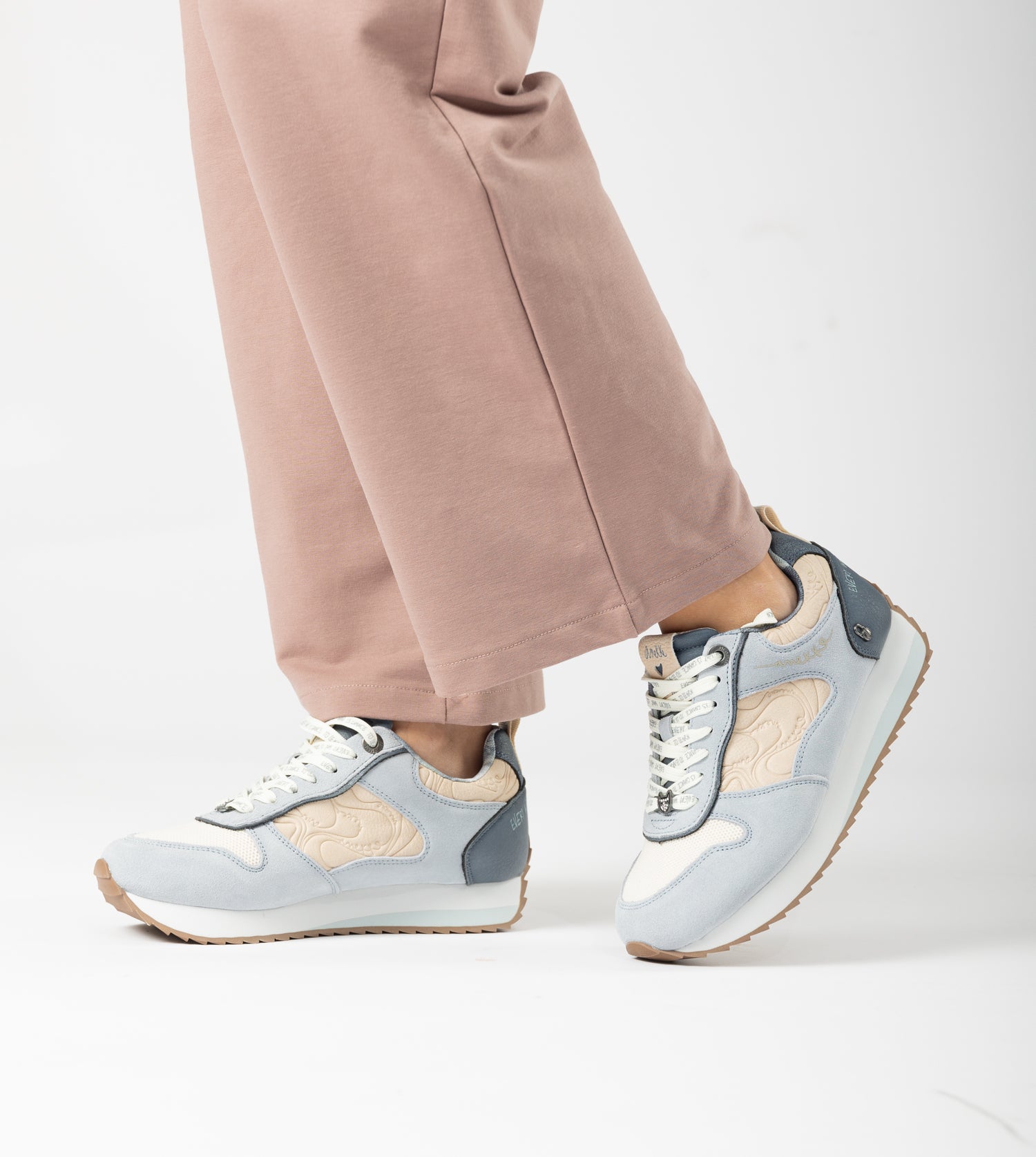 Blaue Sneakers Whispers