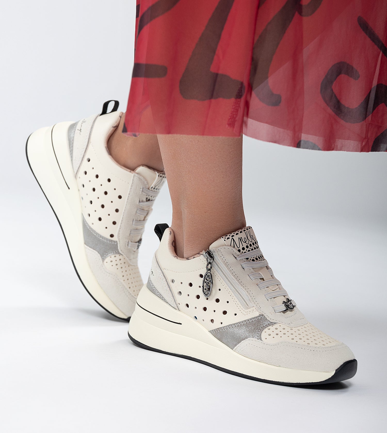 Weiße Keil-Sneakers mit Punkten
