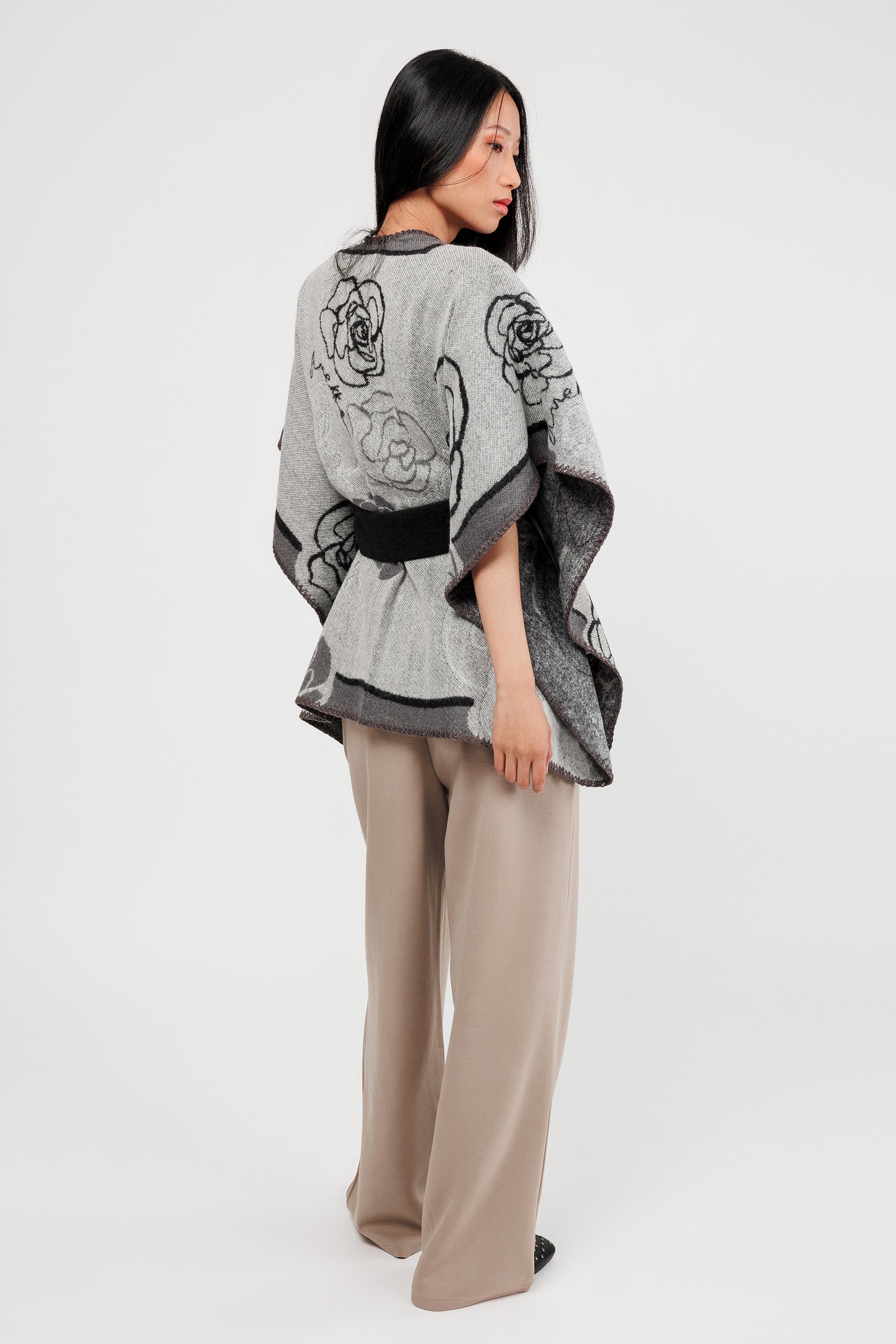 Poncho mit Gürtel beige und schwarz