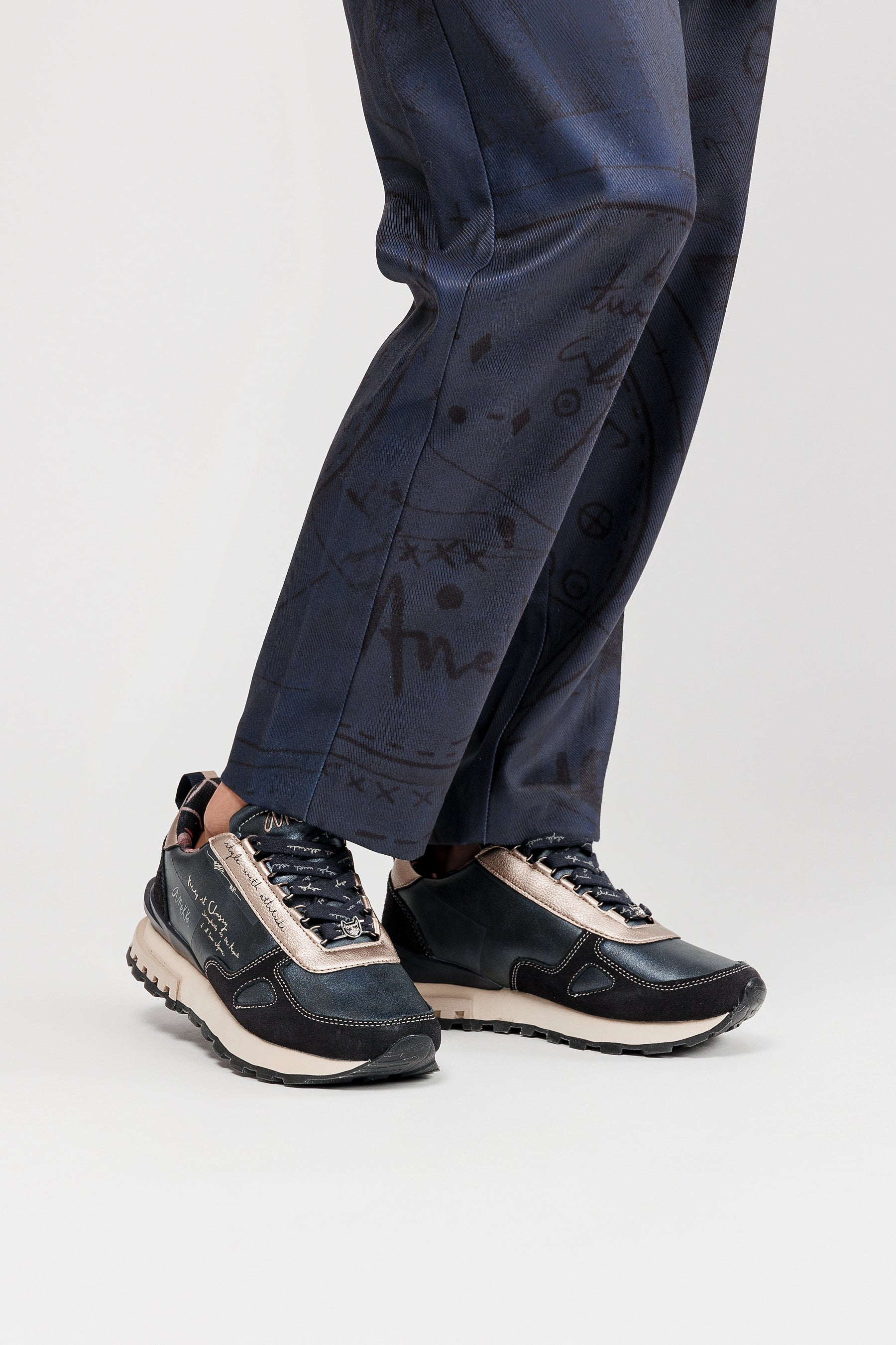 Sneakers marineblau und beige