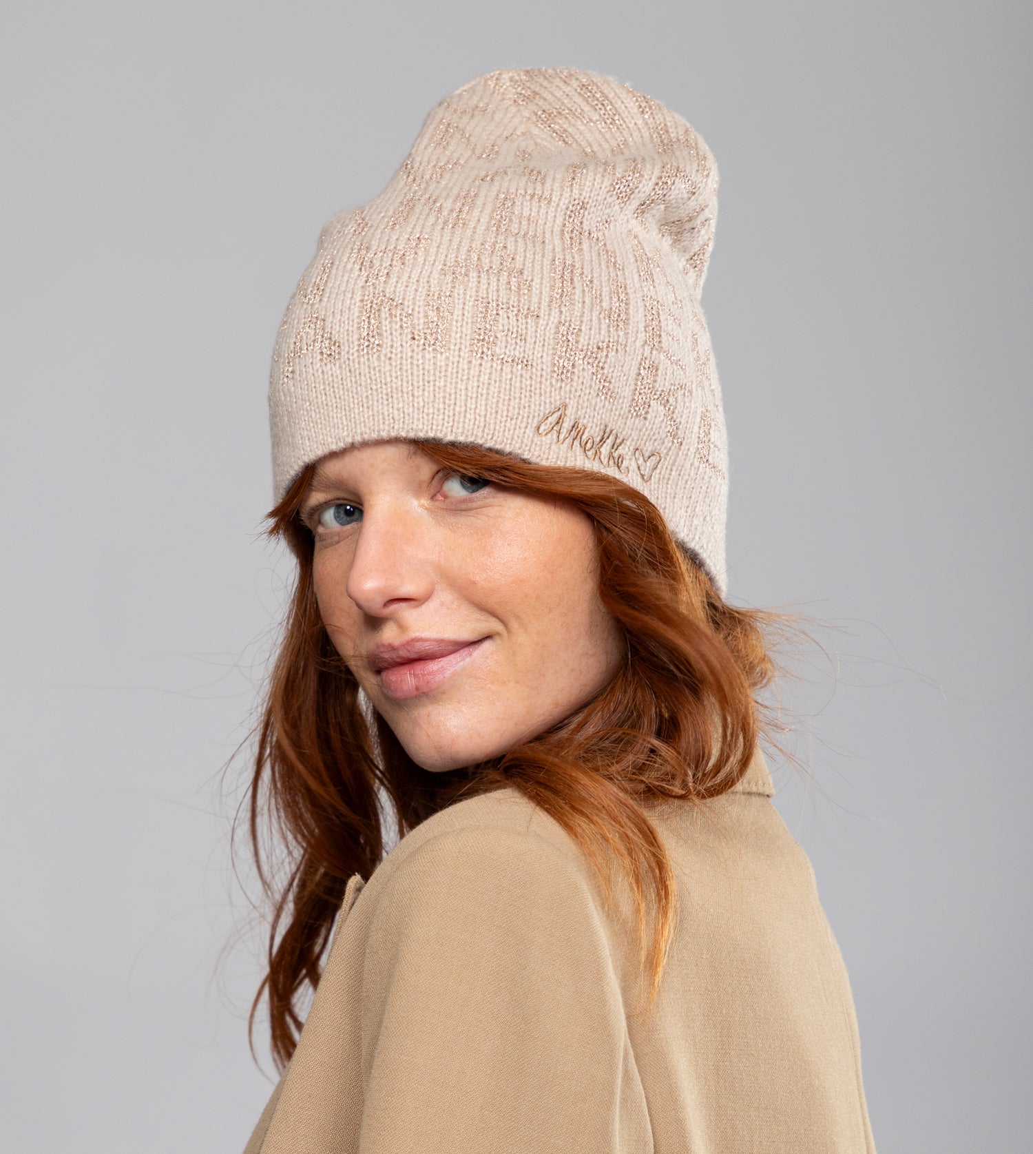 Zeitgenössische beige Strickmütze
