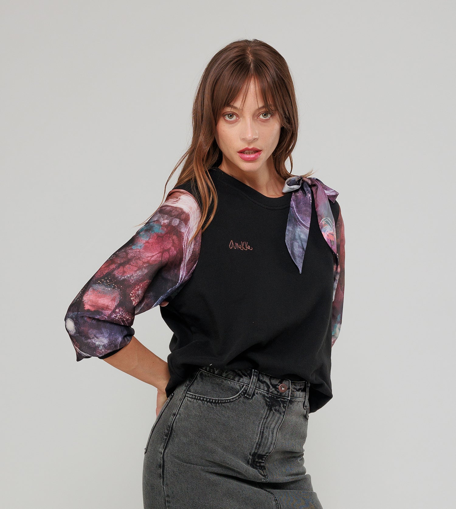 Schwarzes Sweatshirt mit bedruckten Ärmeln