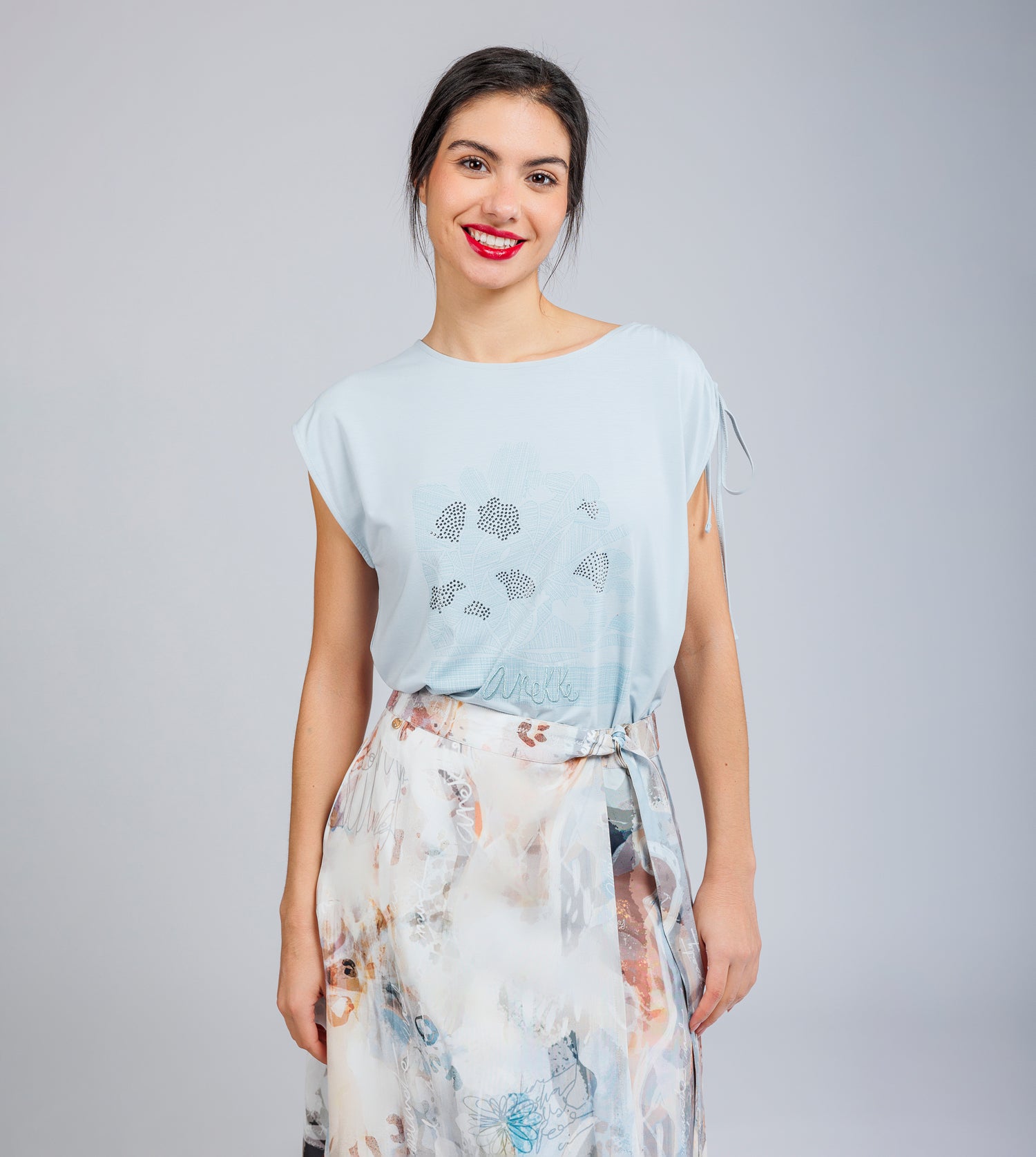 Blaues T-Shirt mit Raffung an einer Schulter