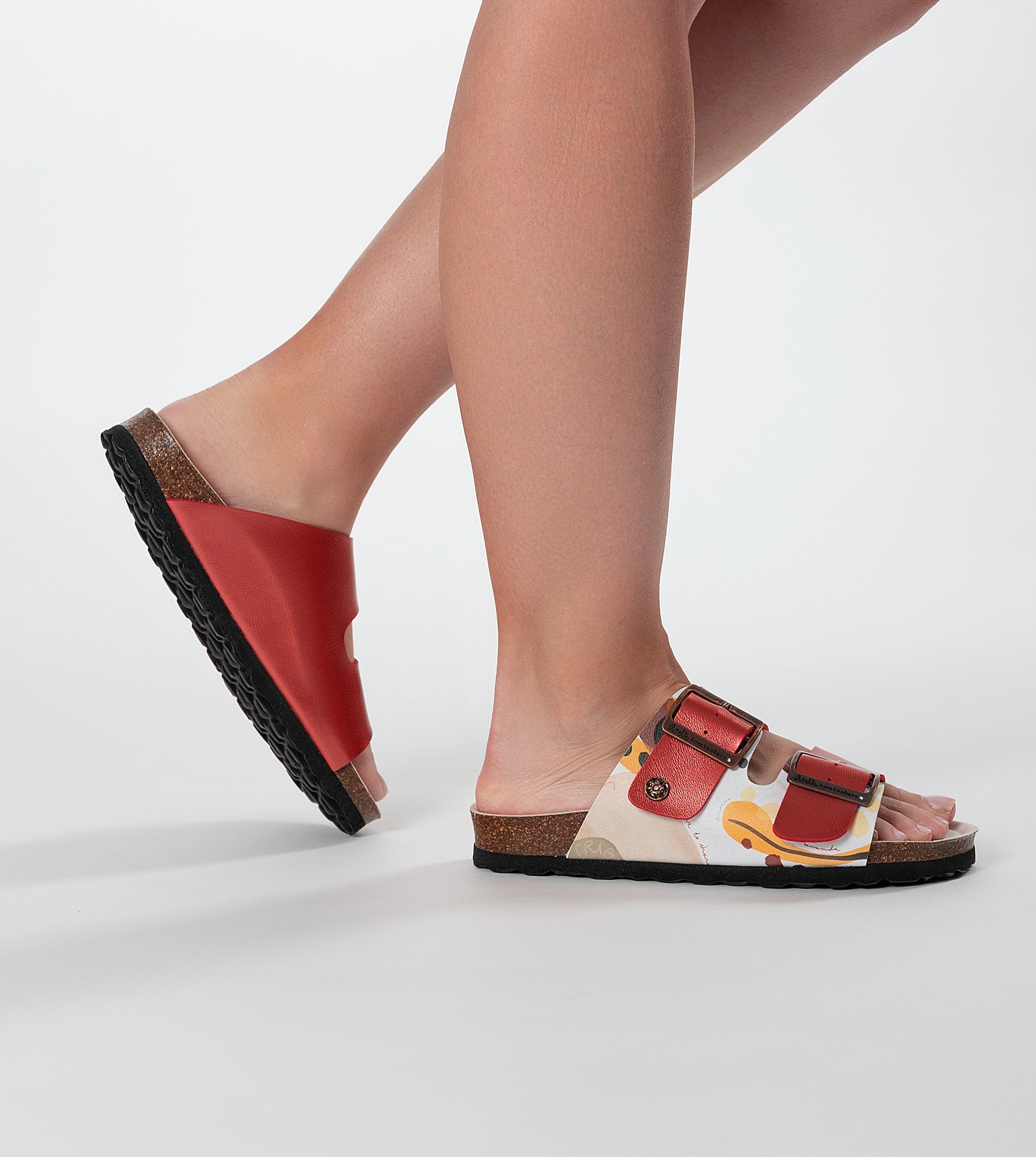 Rote mehrfarbige Bio-Sandalen
