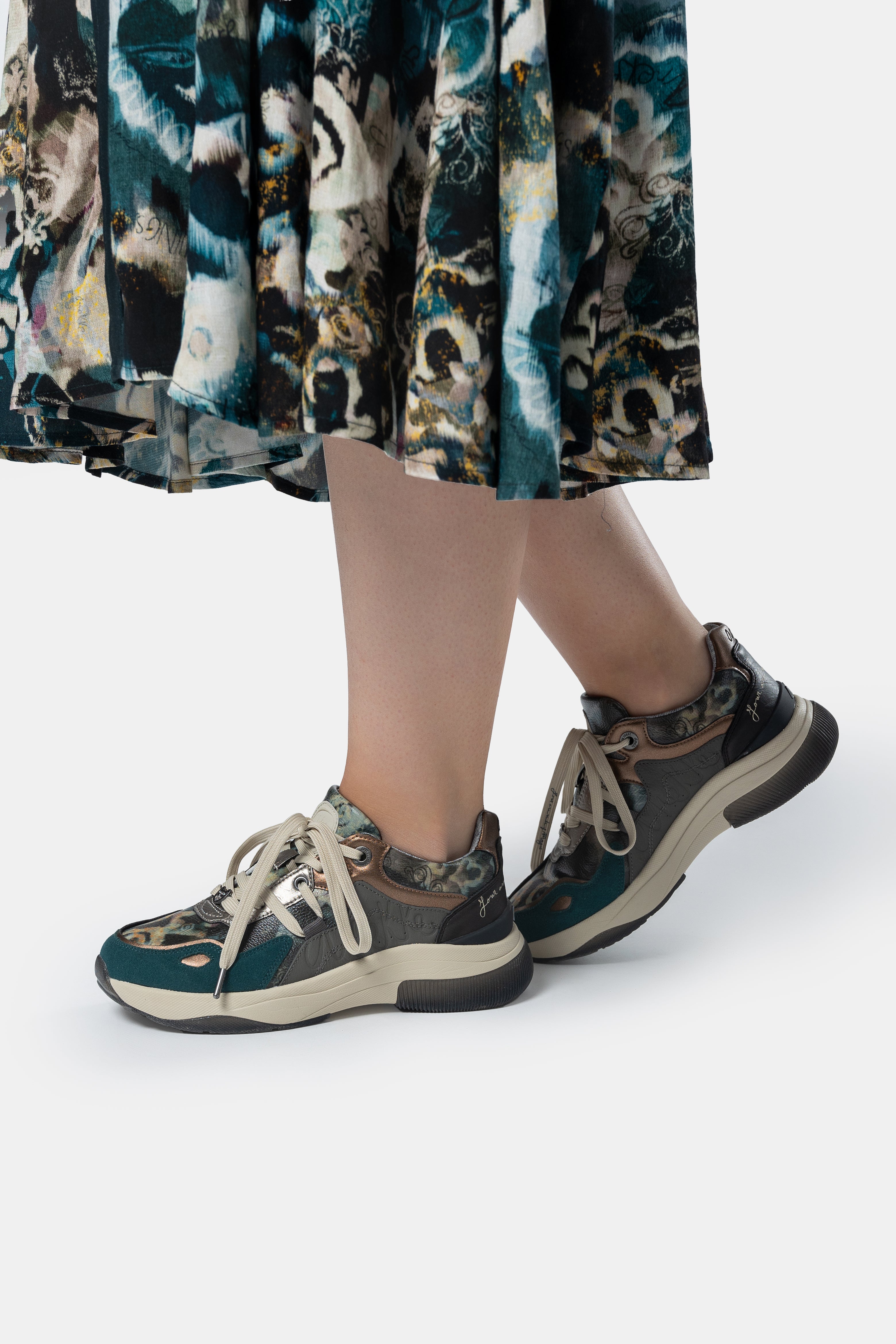 Sneakers grün gemustert Manifesto