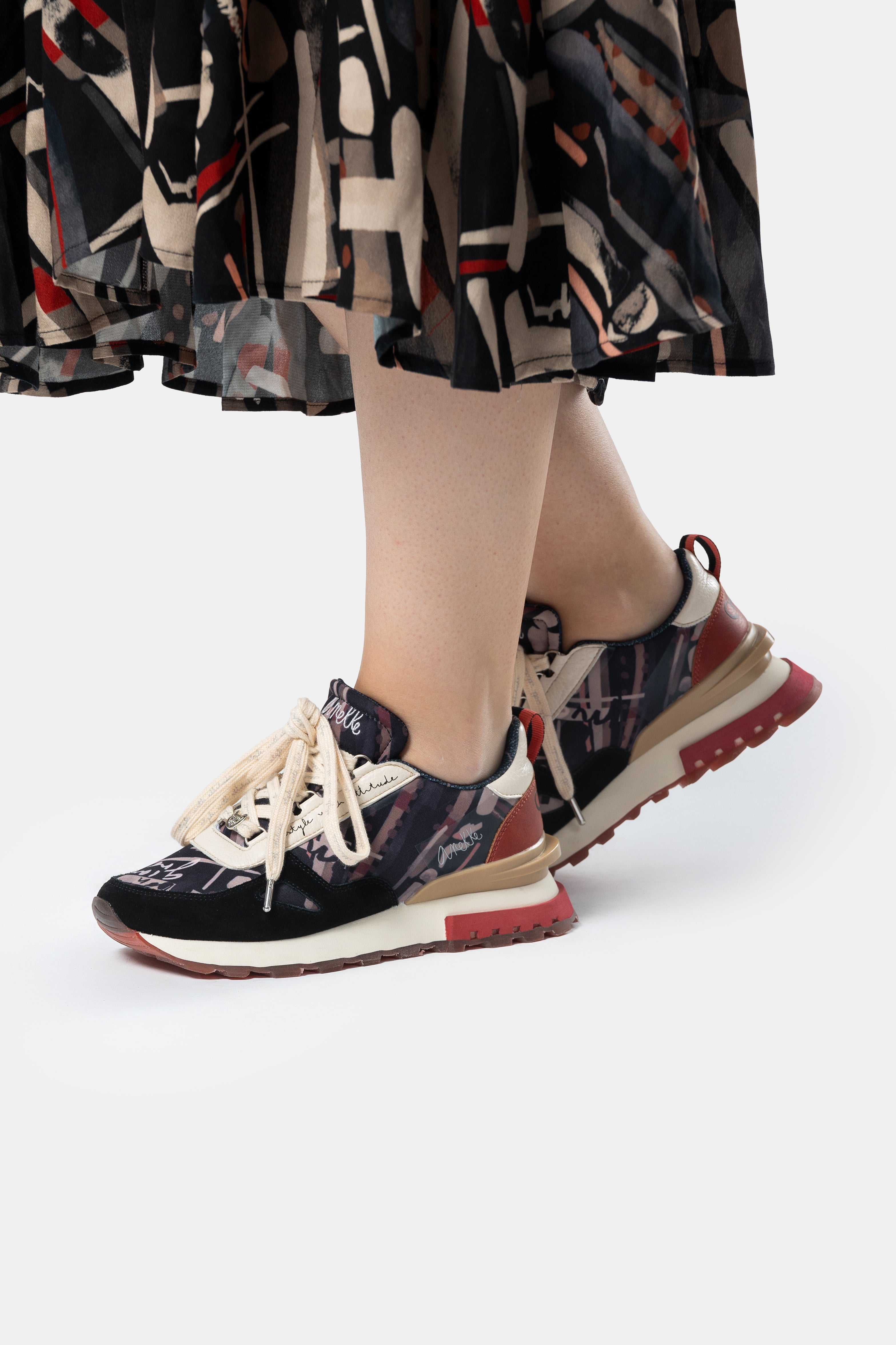 Sneakers schwarz gemustert