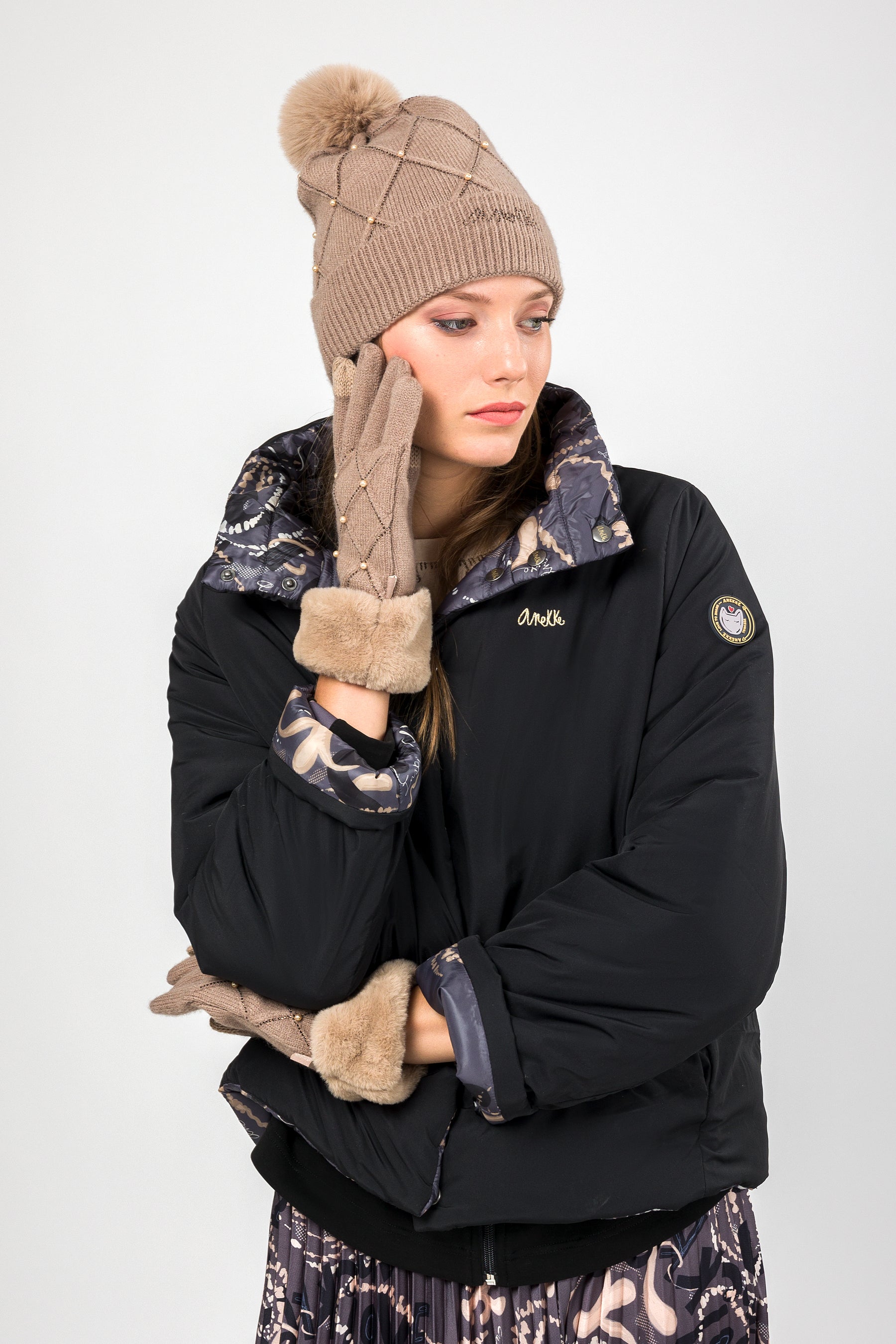 Strickhandschuhe mit Verzierungen beige