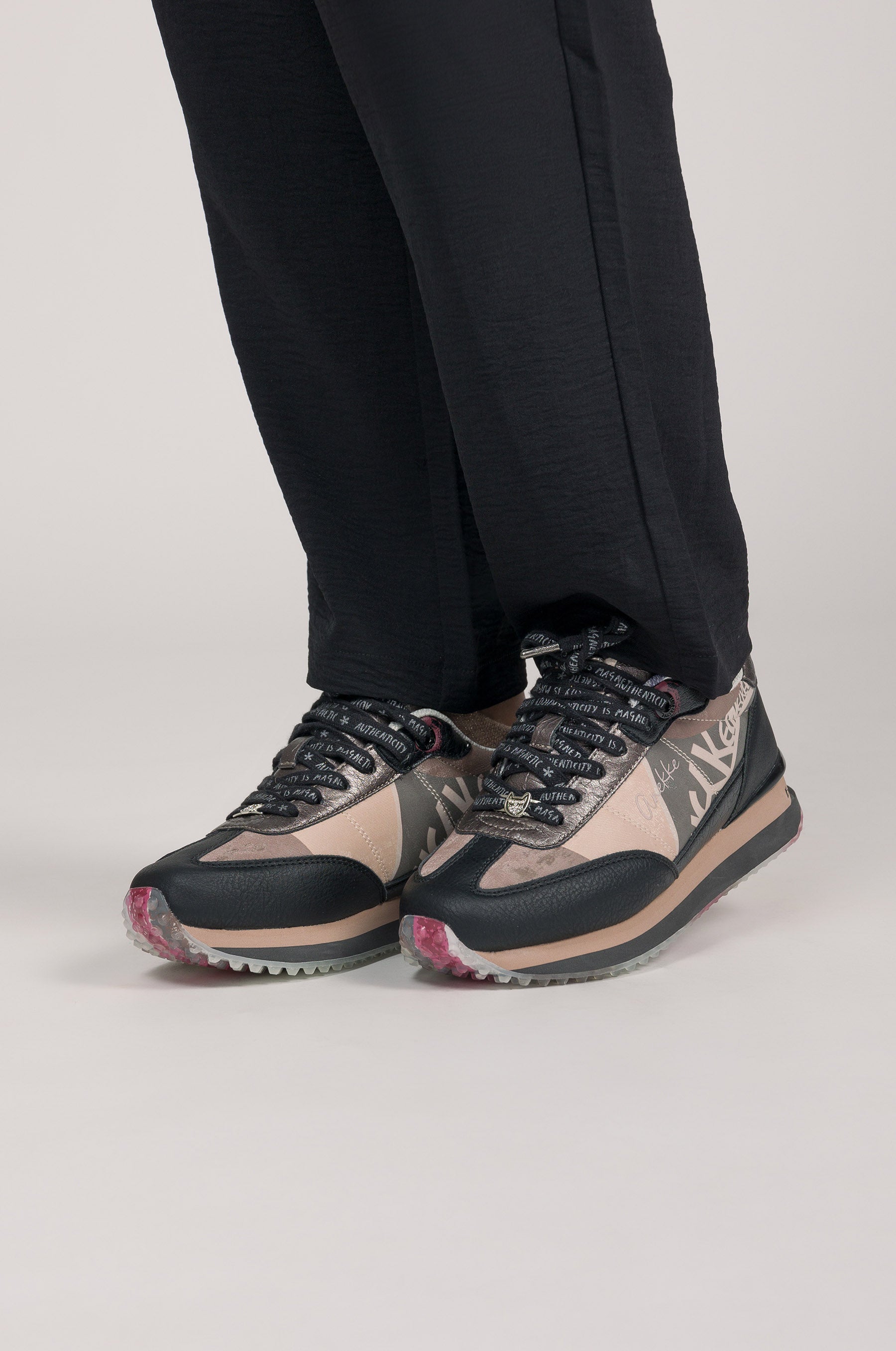 Schwarz-pinke Sneaker