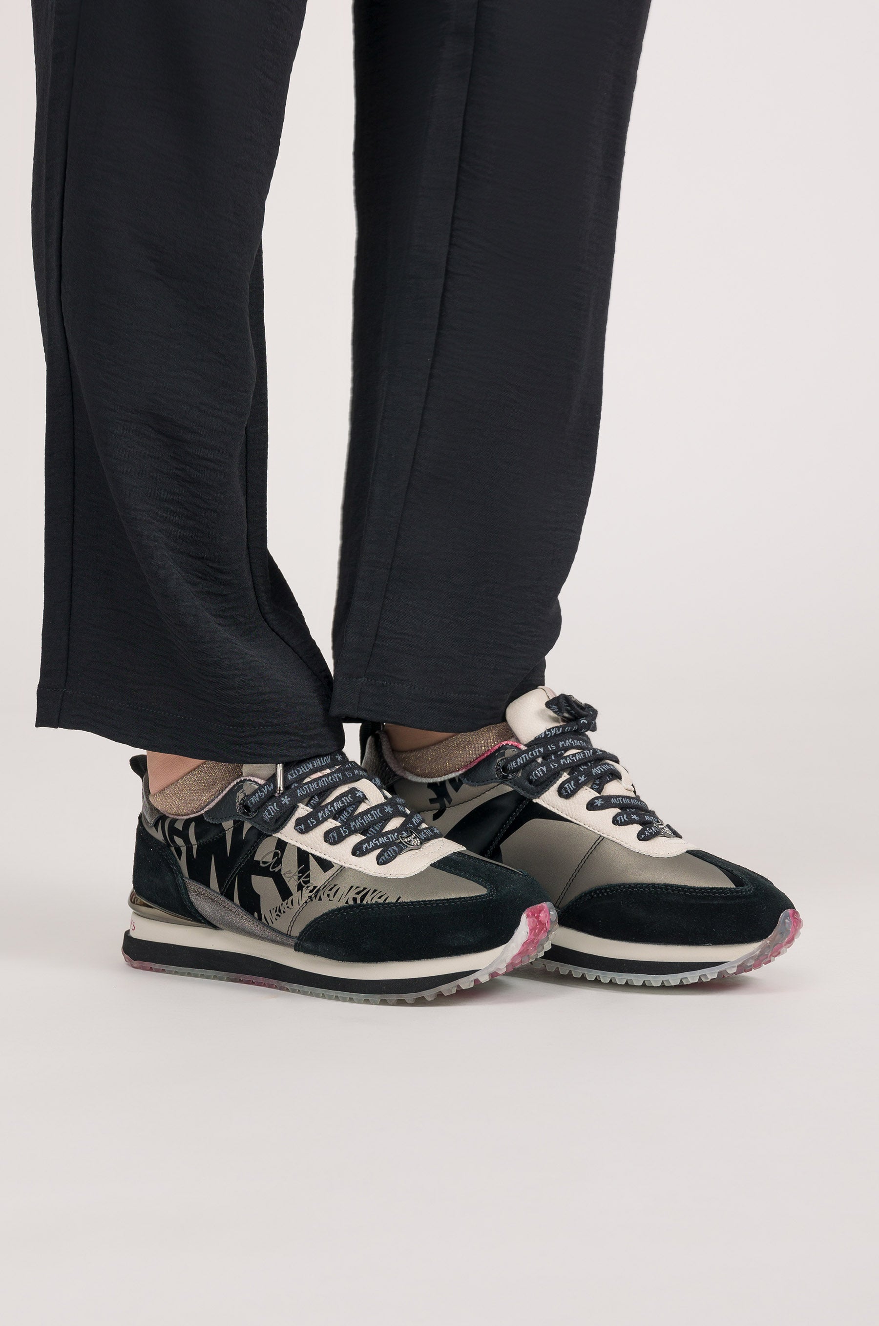 Schwarz-bleigraue Sneaker