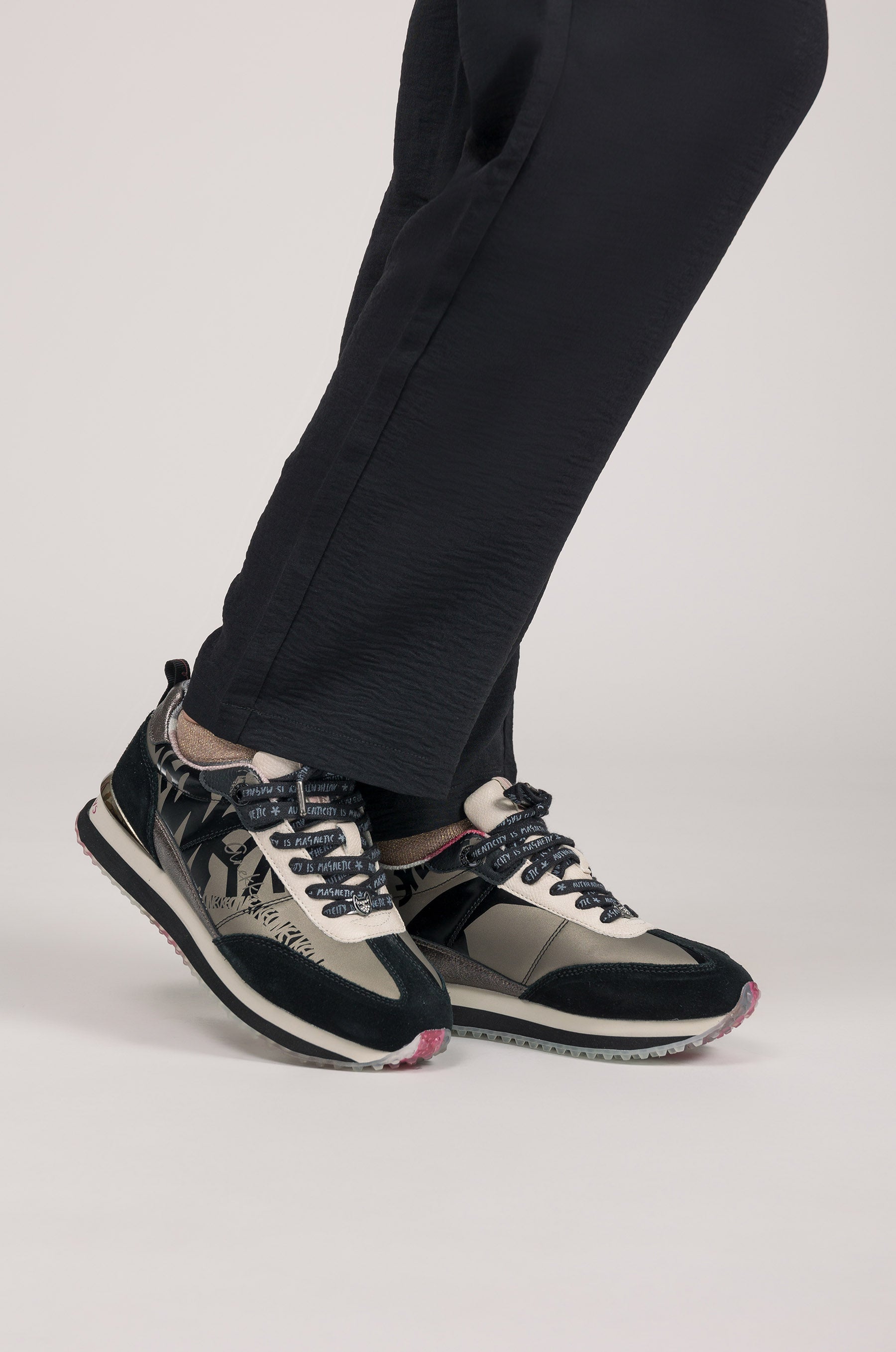 Schwarz-bleigraue Sneaker