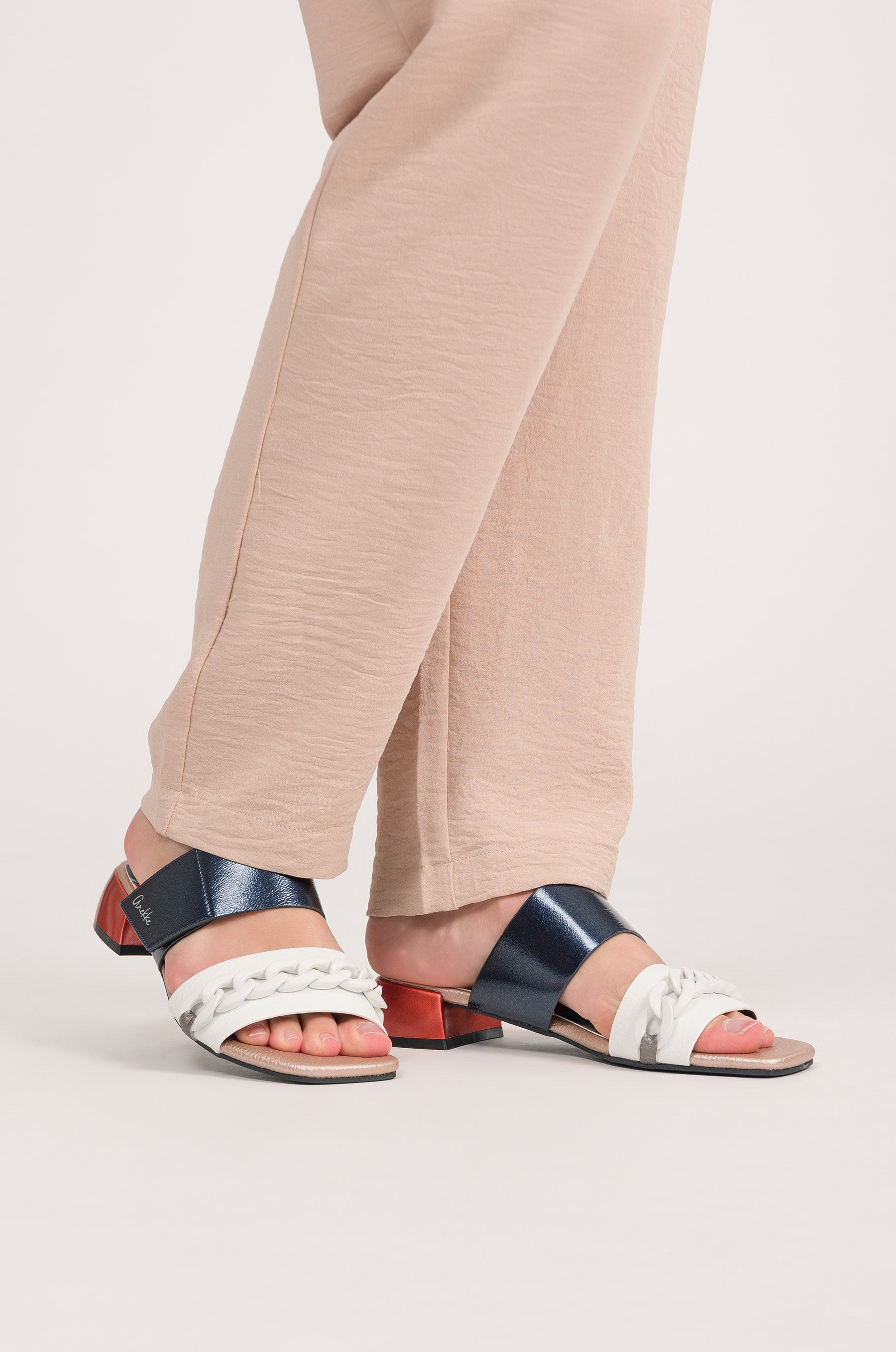 Eikon Sandalen mit Absatz und Kettengliedern