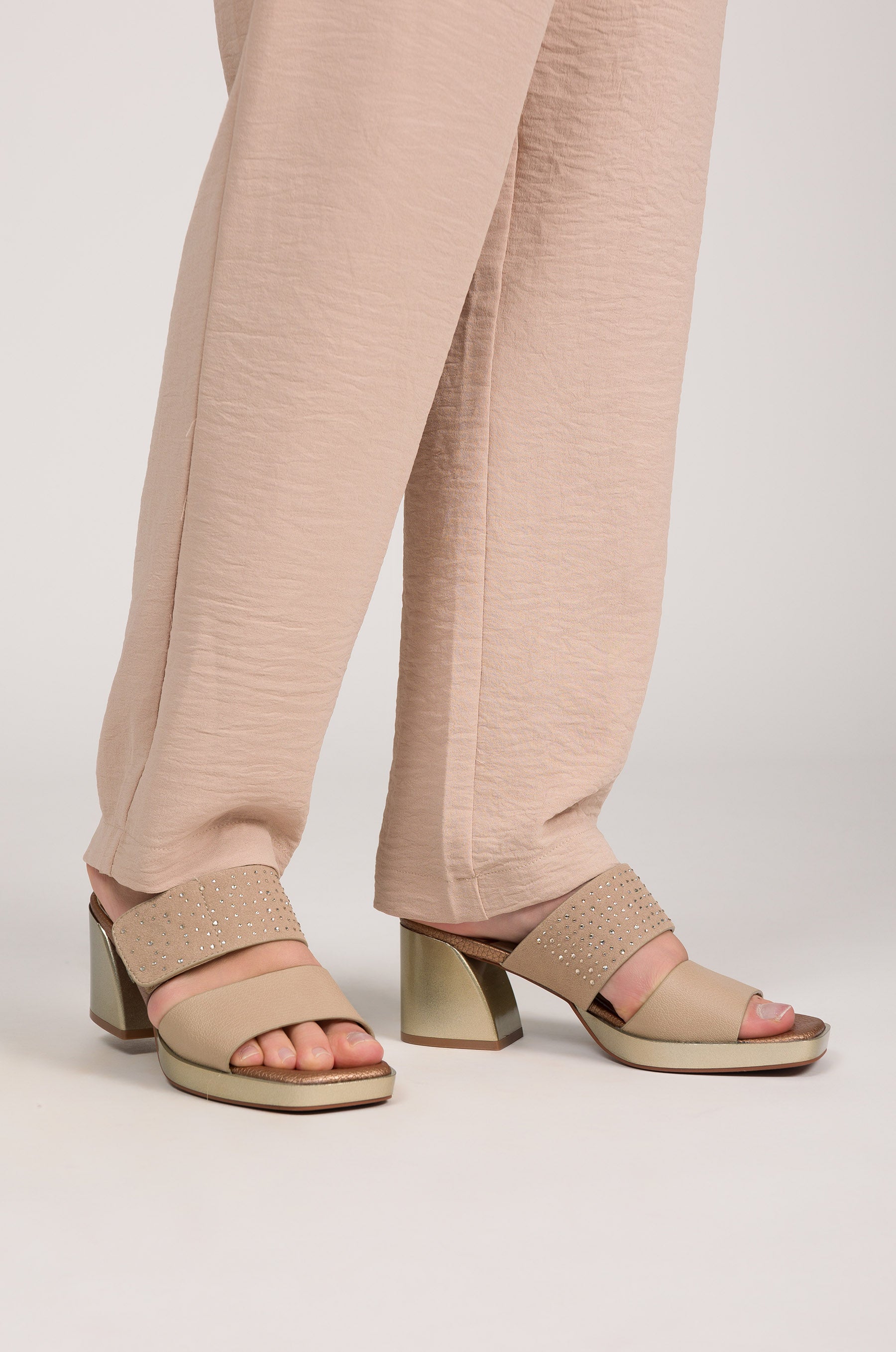Beige Sandalen mit Strass