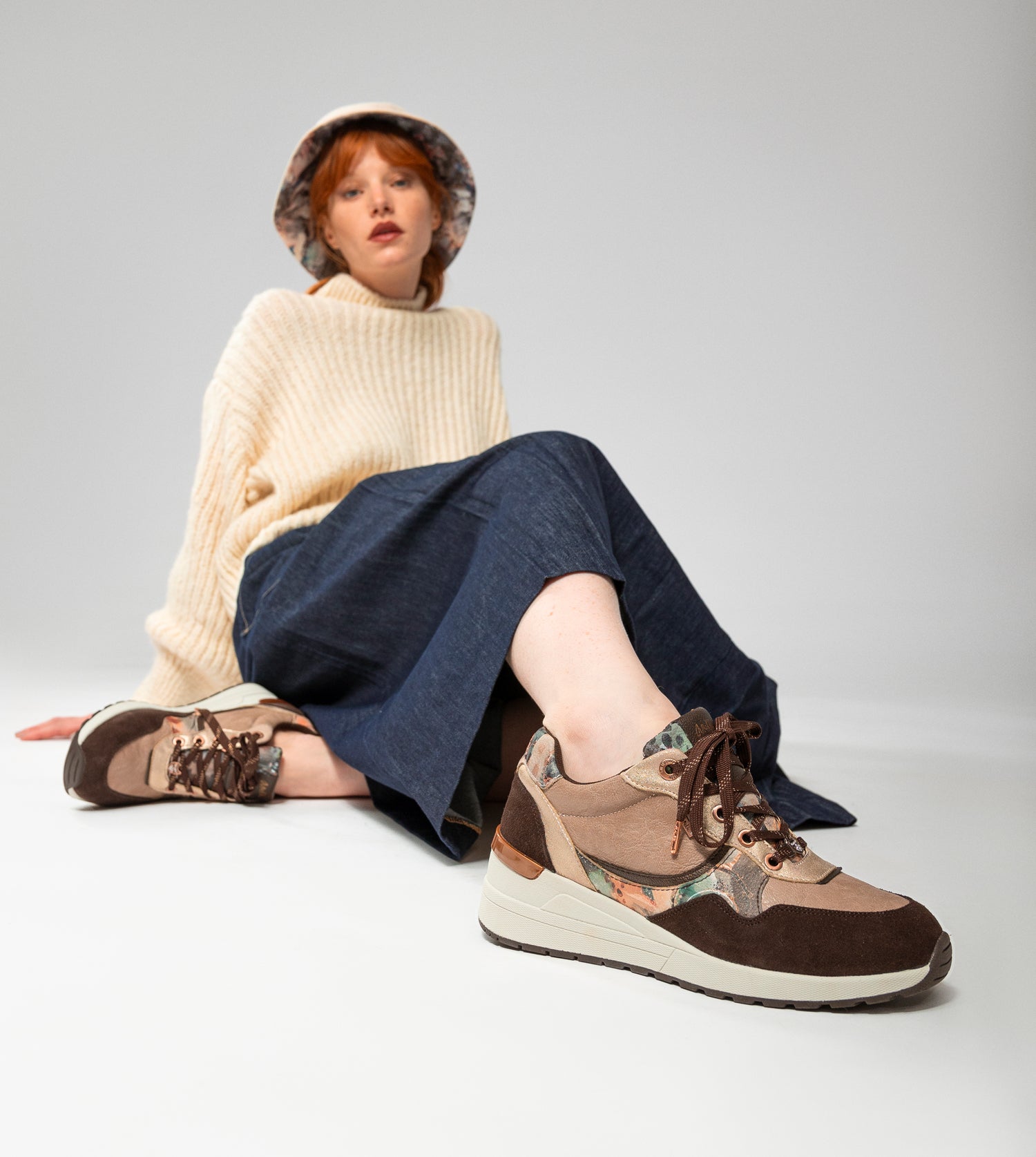 Brauner gepolsterter Keilsneaker
