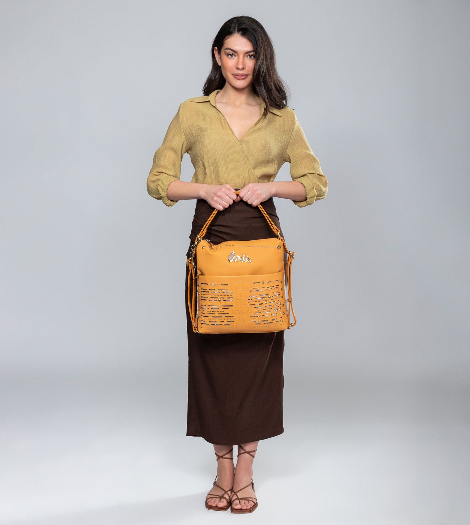 Nature Pachamama verwandelbare ockerfarbene Tasche in einen Rucksack