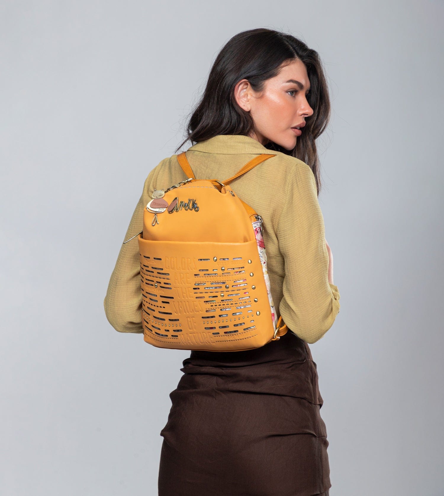 Nature Pachamama verwandelbare ockerfarbene Tasche in einen Rucksack