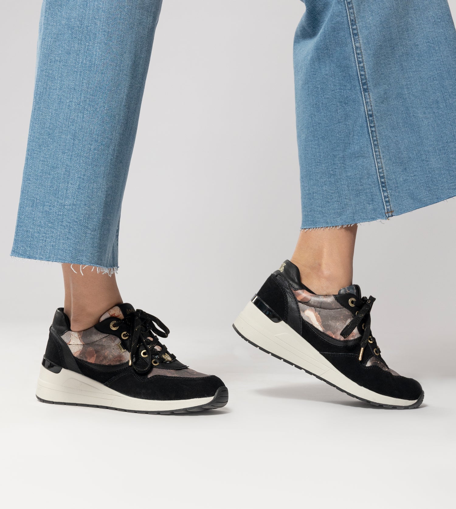 Gepolsterter schwarzer Keilsneaker