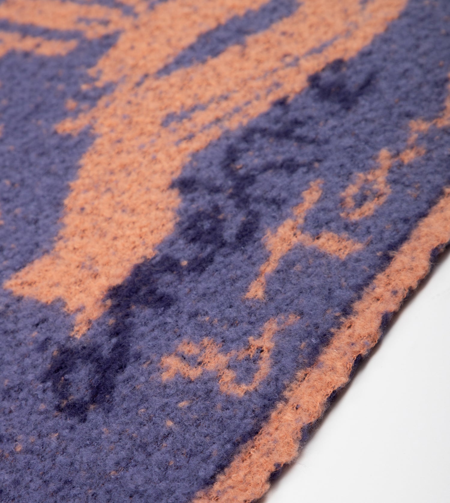 Contemporary Schal in Blau und Terrakotta.