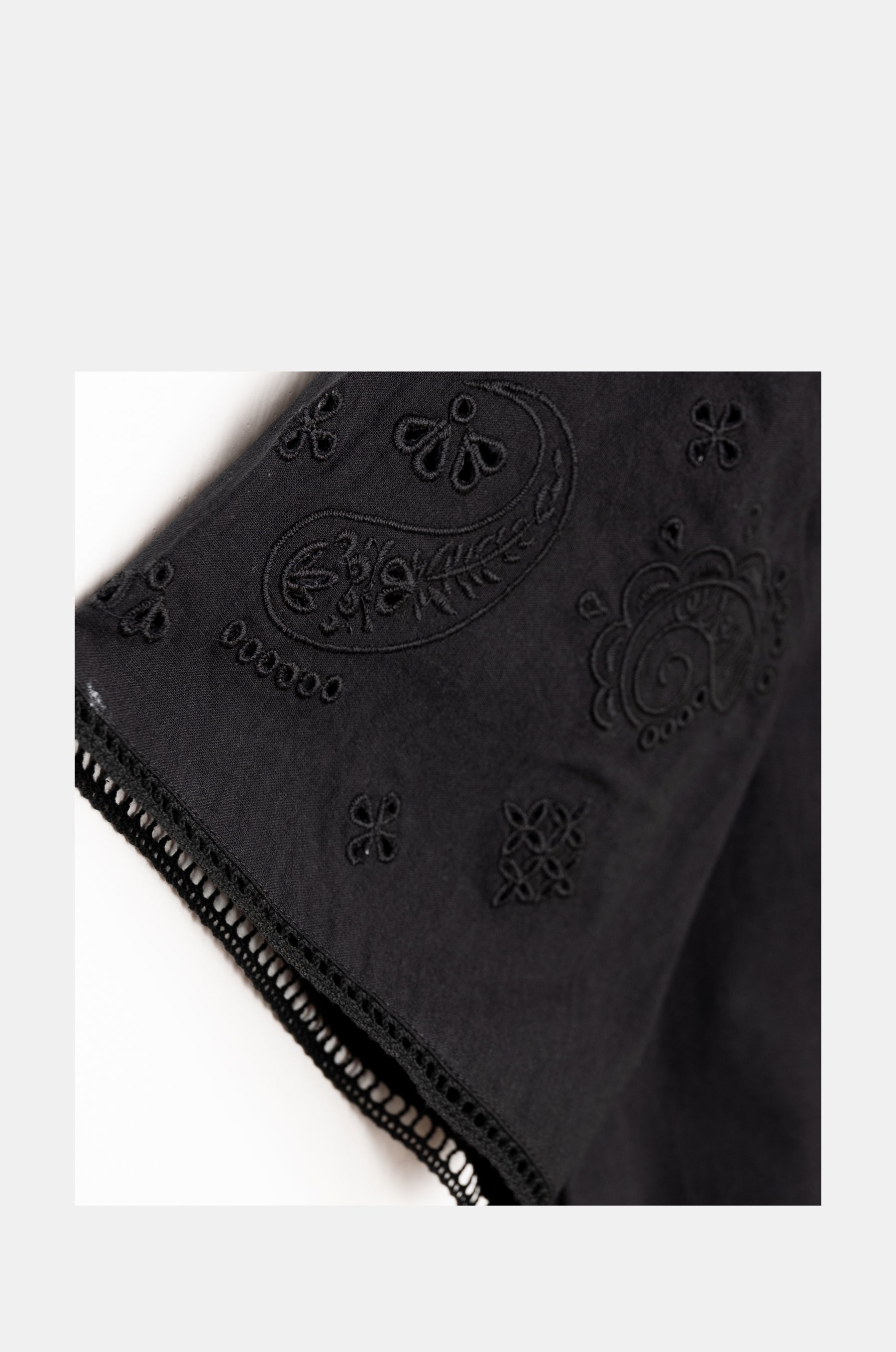 Kurzes schwarzes Kleid