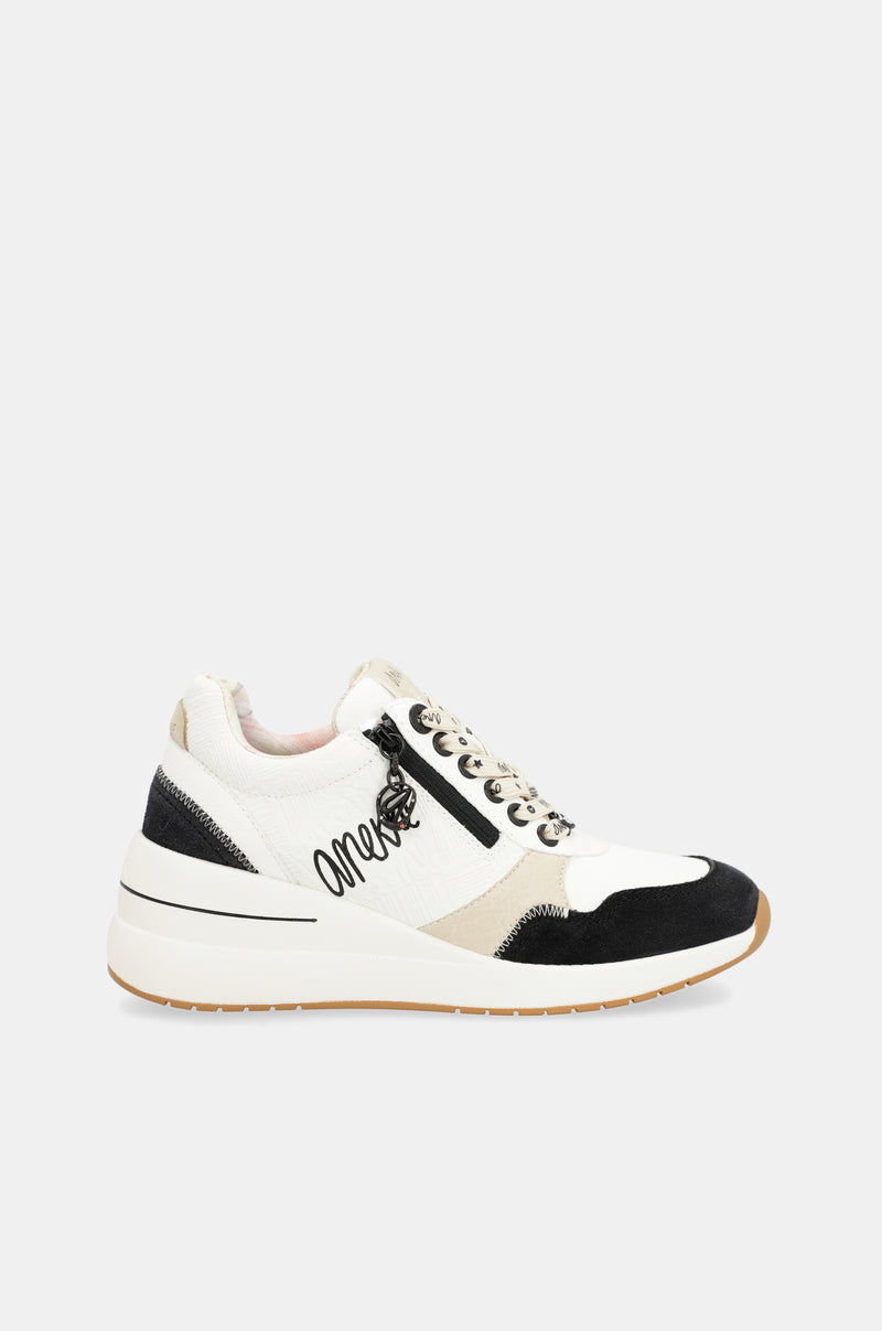 Schwarz-weiße Keilsneaker