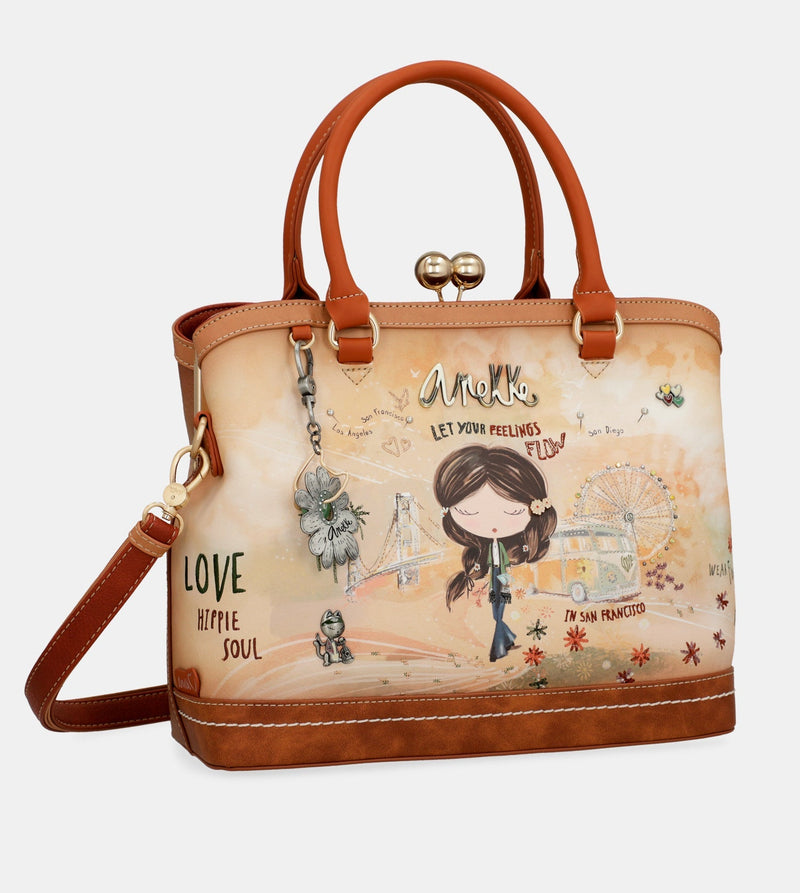 Peace & Love – Kamelfarbene Tasche mit Kussverschluss