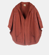 Rote Jacke im Poncho-Stil