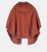 Rote Jacke im Poncho-Stil