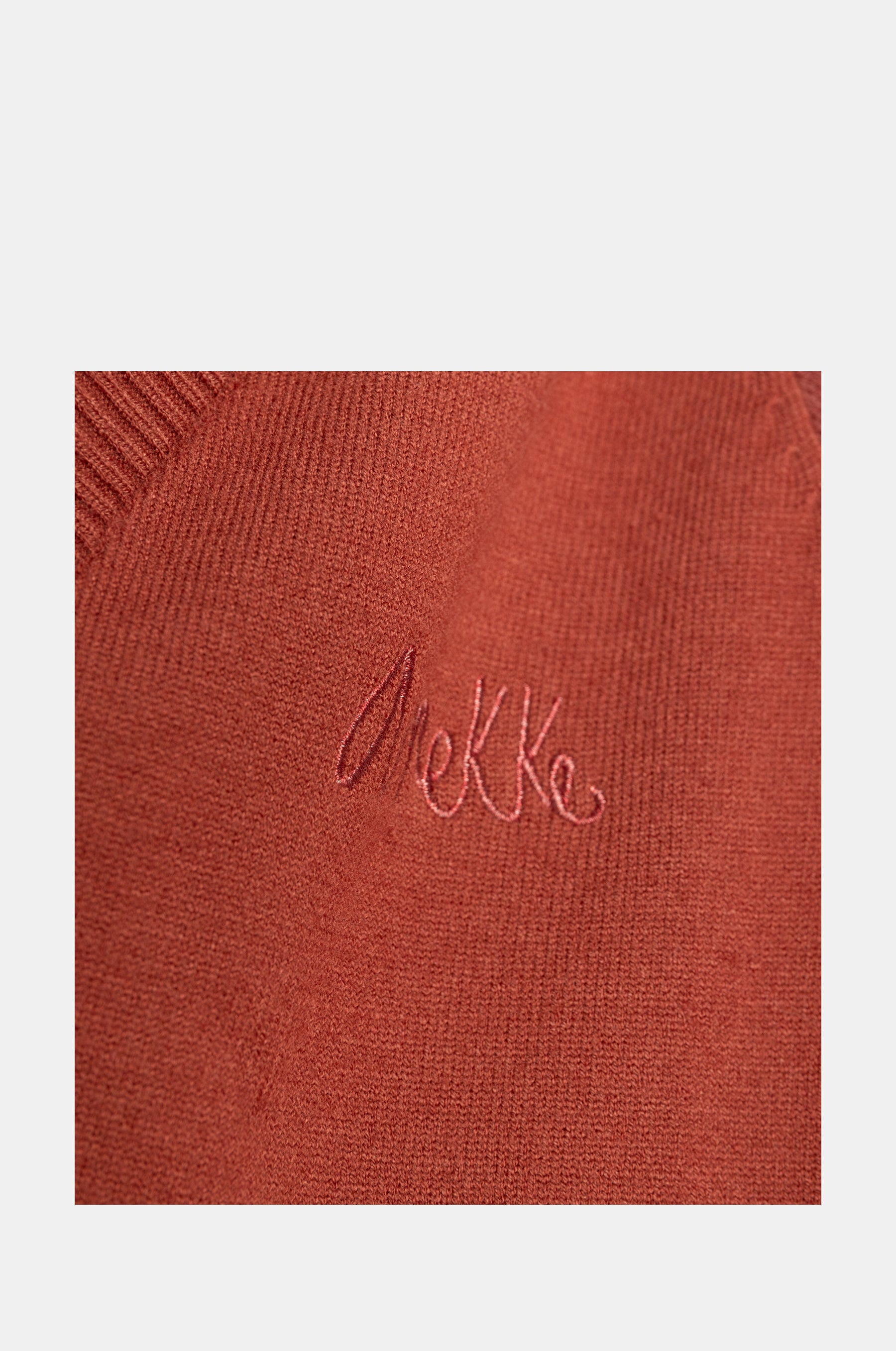 Rote Jacke im Poncho-Stil