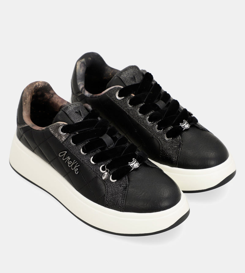 Lässige schwarze Sneaker