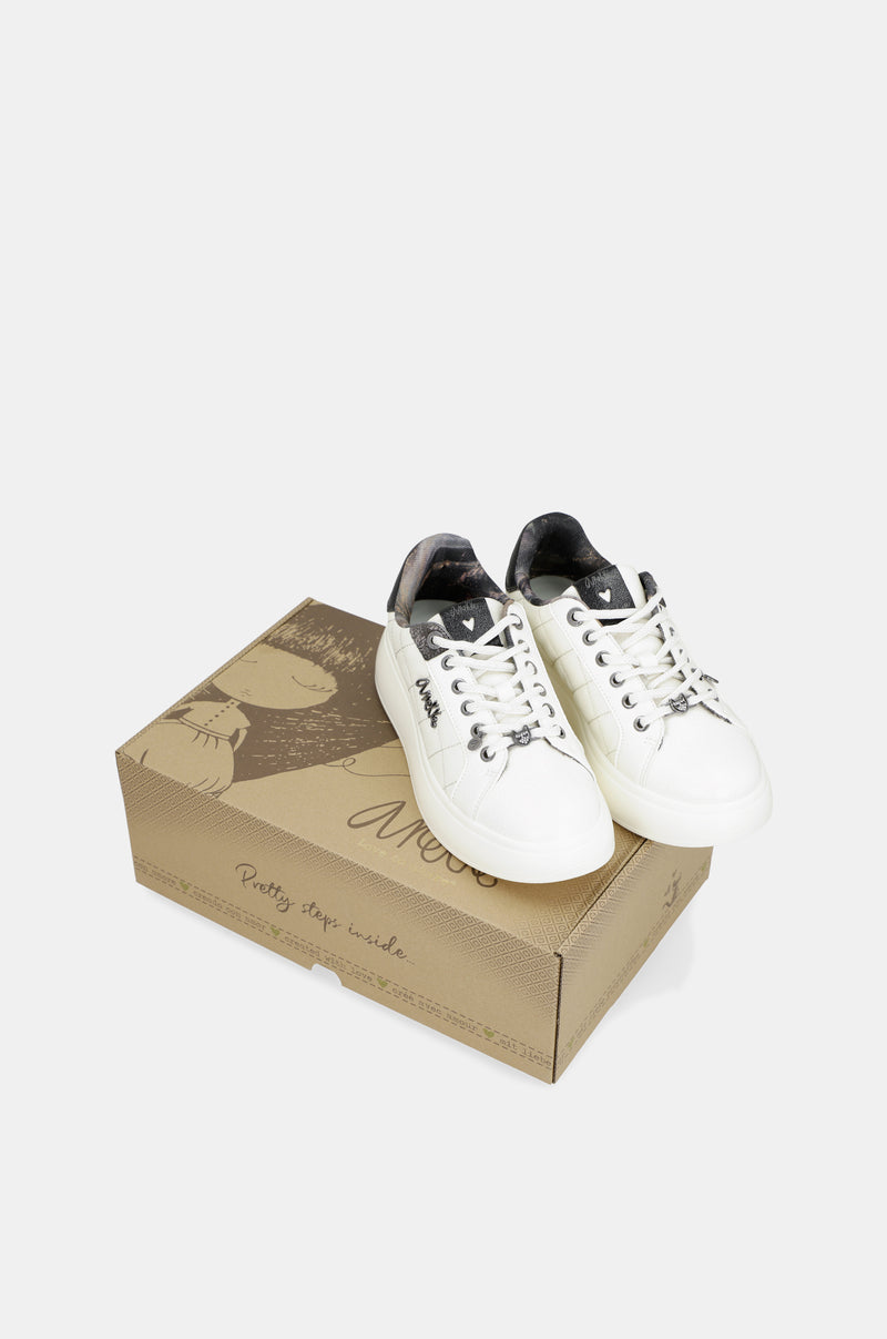 Lässige weiße Sneaker