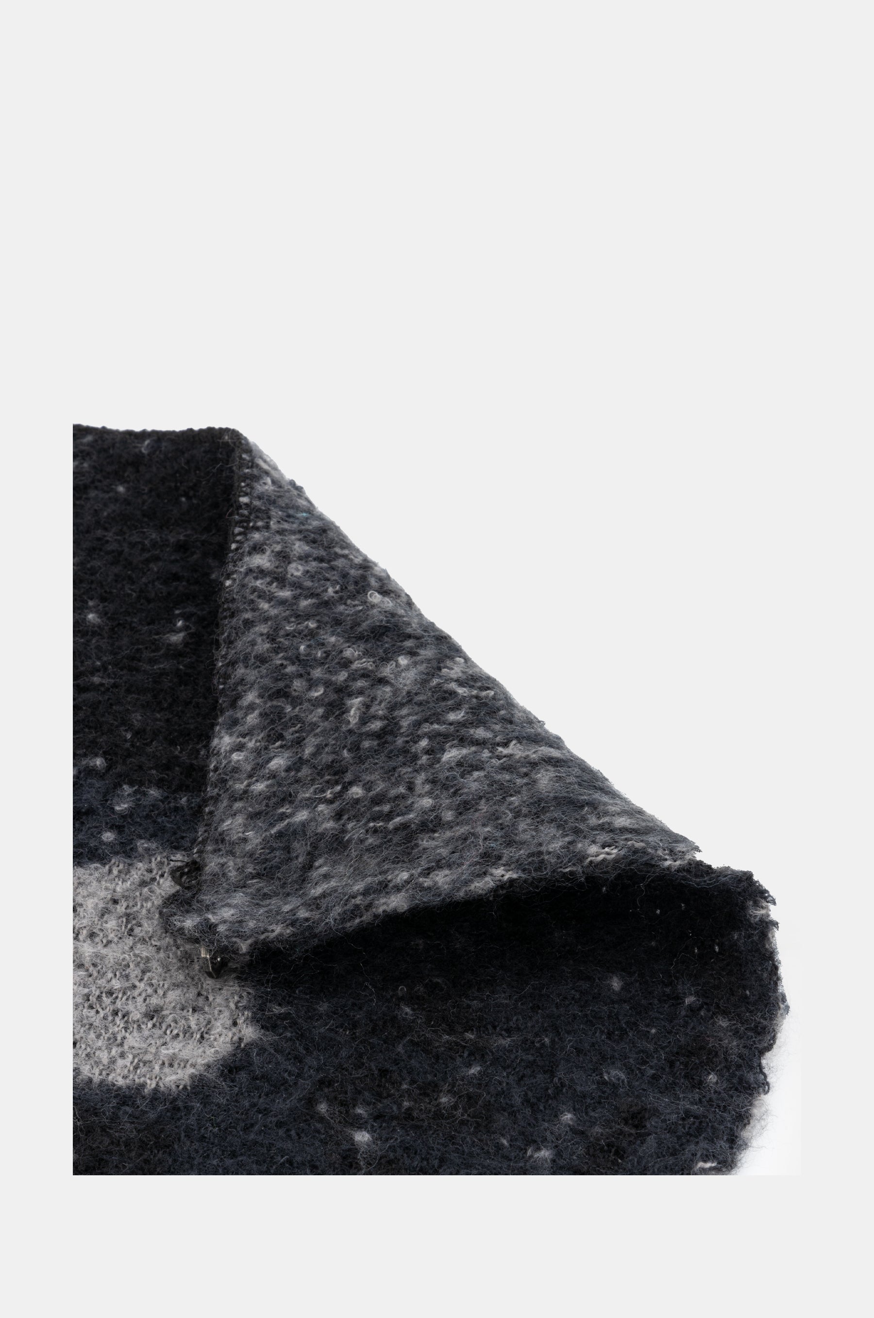 Schwarzer Strickschal