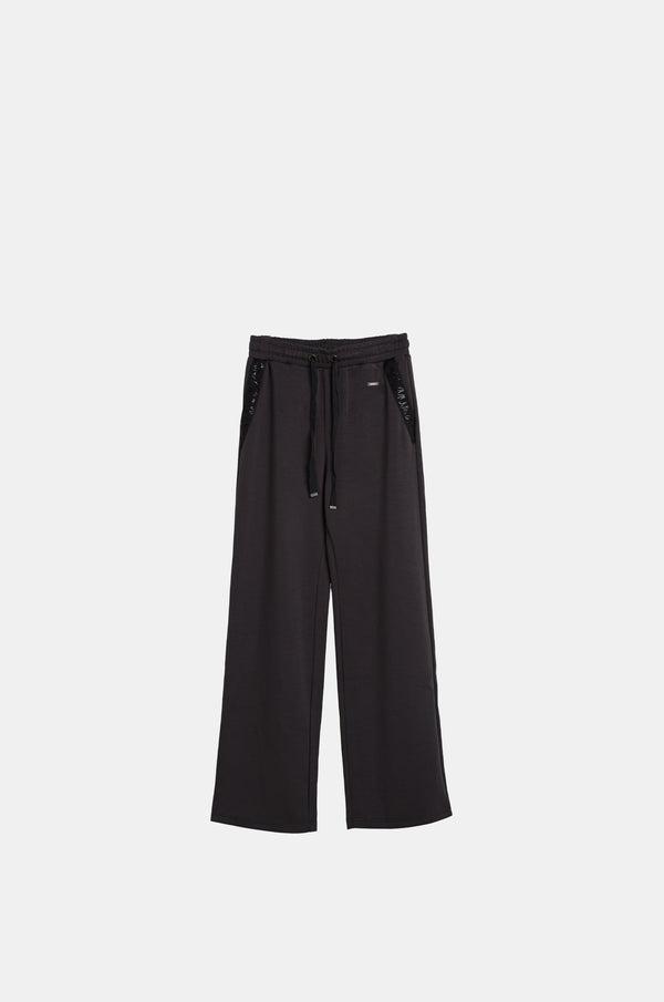 Graue fließende Hose