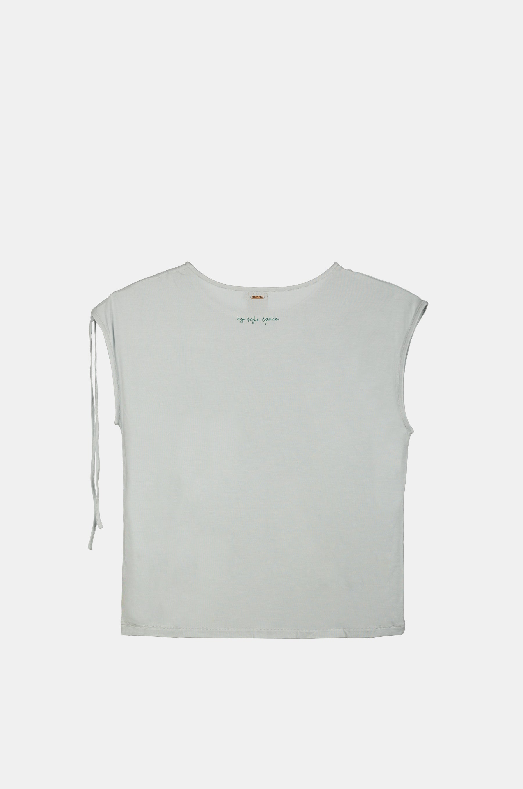 Blaues T-Shirt mit Raffung an einer Schulter
