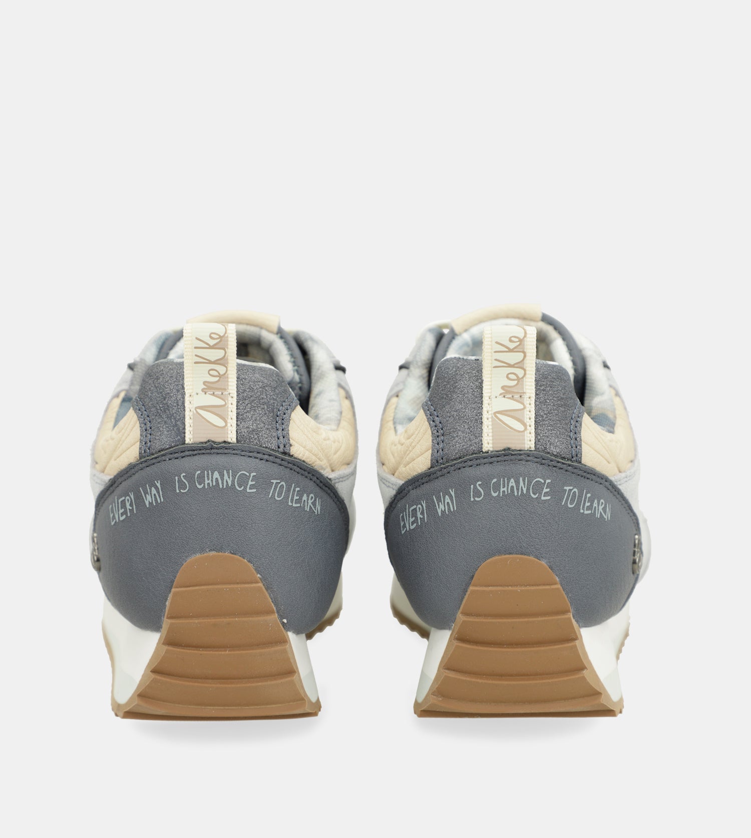 Blaue Sneakers Whispers